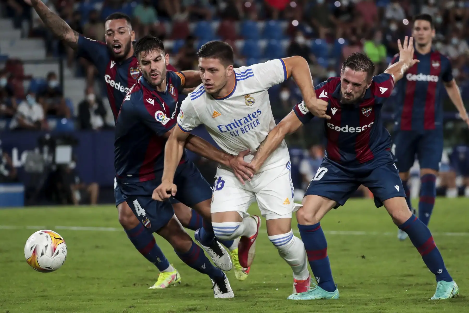 El defensor español del Levante Rober Pier y el delantero de Macedonia del Norte del Levante Enis Bardhi compiten con el centrocampista croata del Real Madrid Luka Modric, durante el partido de fútbol de la Liga española entre el Levante UD y el Real Madrid CF en Valencia. Foto: AFP
