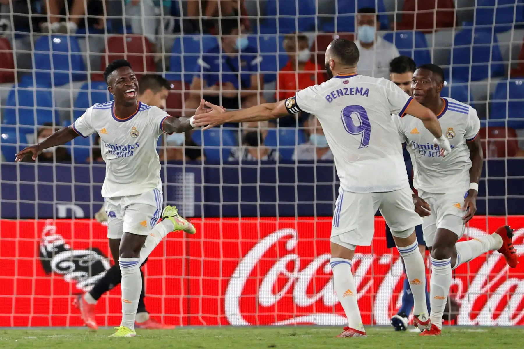El brasileño Vinicius Jr., del Real Madrid, celebra su  gol contra el Levante UD en el estadio Ciutat de Valencia. Foto: EFE