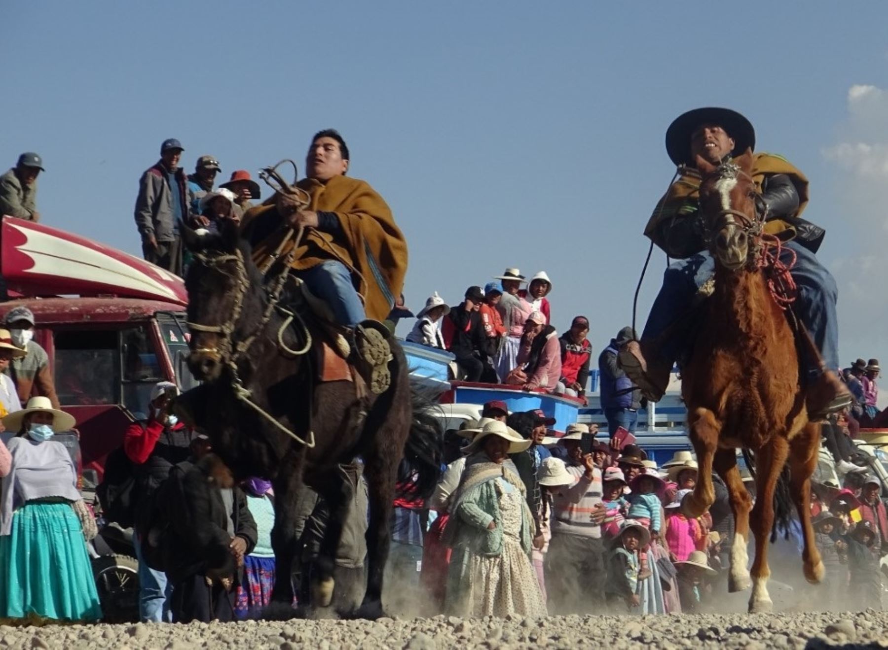 Población de la ciudad de Ilave, provincia de El Collao, región Puno, celebra festividad de la Virgen de la Asunción con tradicional carrera de caballos. ANDINA/Difusión