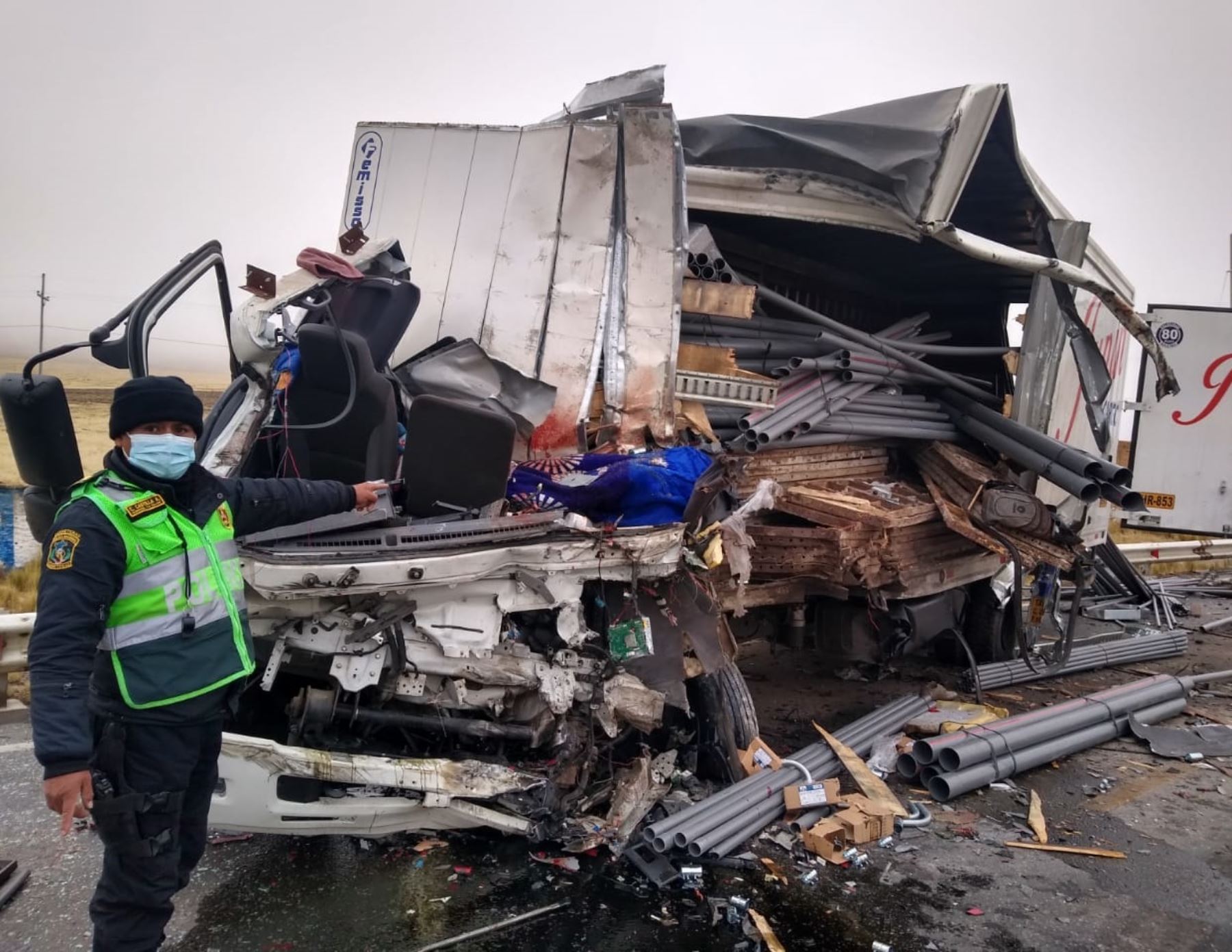 Tres personas murieron esta mañana tras el choque de camión y semitrailer en la carretera Central, en el tramo Pasco-La Oroya, región Pasco.