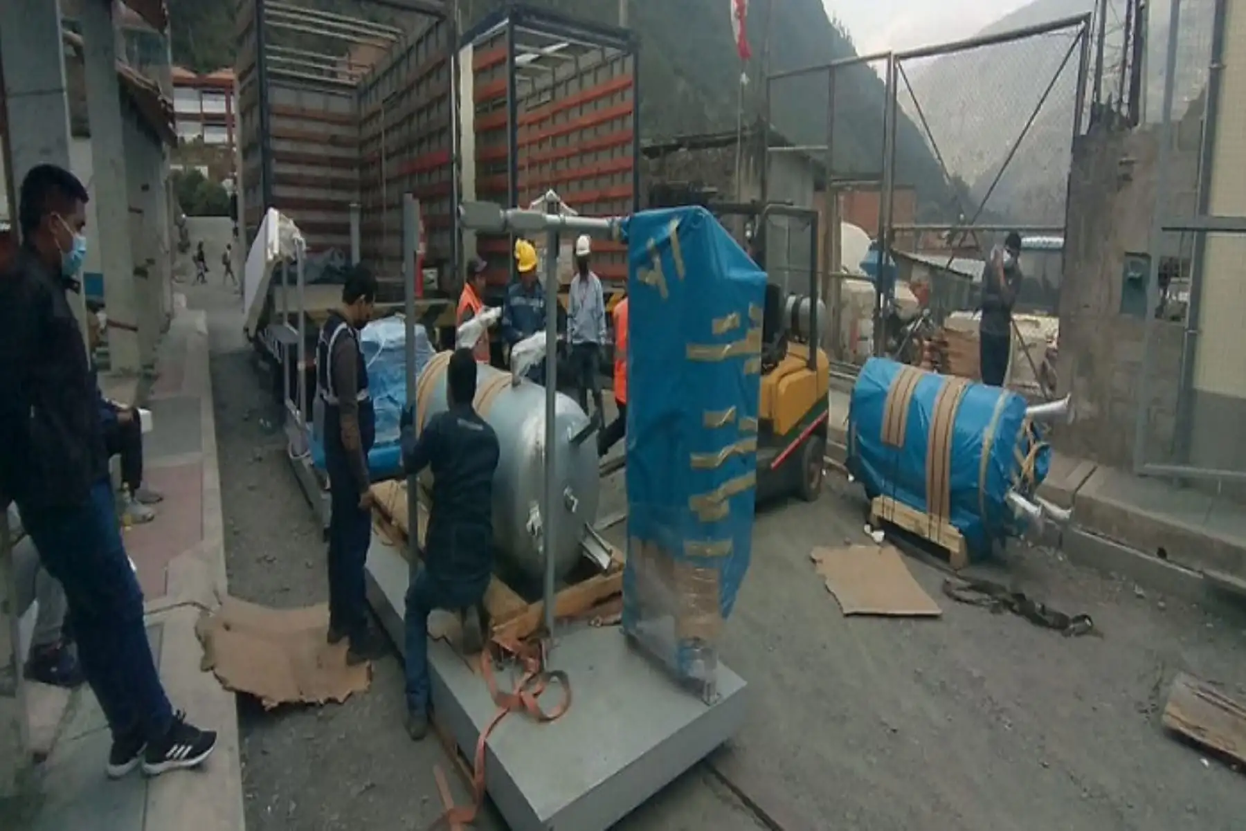 Esta planta generadora tipo PSA (Pressure Swing Adsorption), de tecnología turca, tiene una capacidad de producción de 20 metros cúbicos por hora, lo que permitirá llenar hasta 400 metros cúbicos de oxígeno por día, beneficiando a los distritos de Alto Inambari, Yanahuaya, San Juan del Oro y San Pedro Putina.