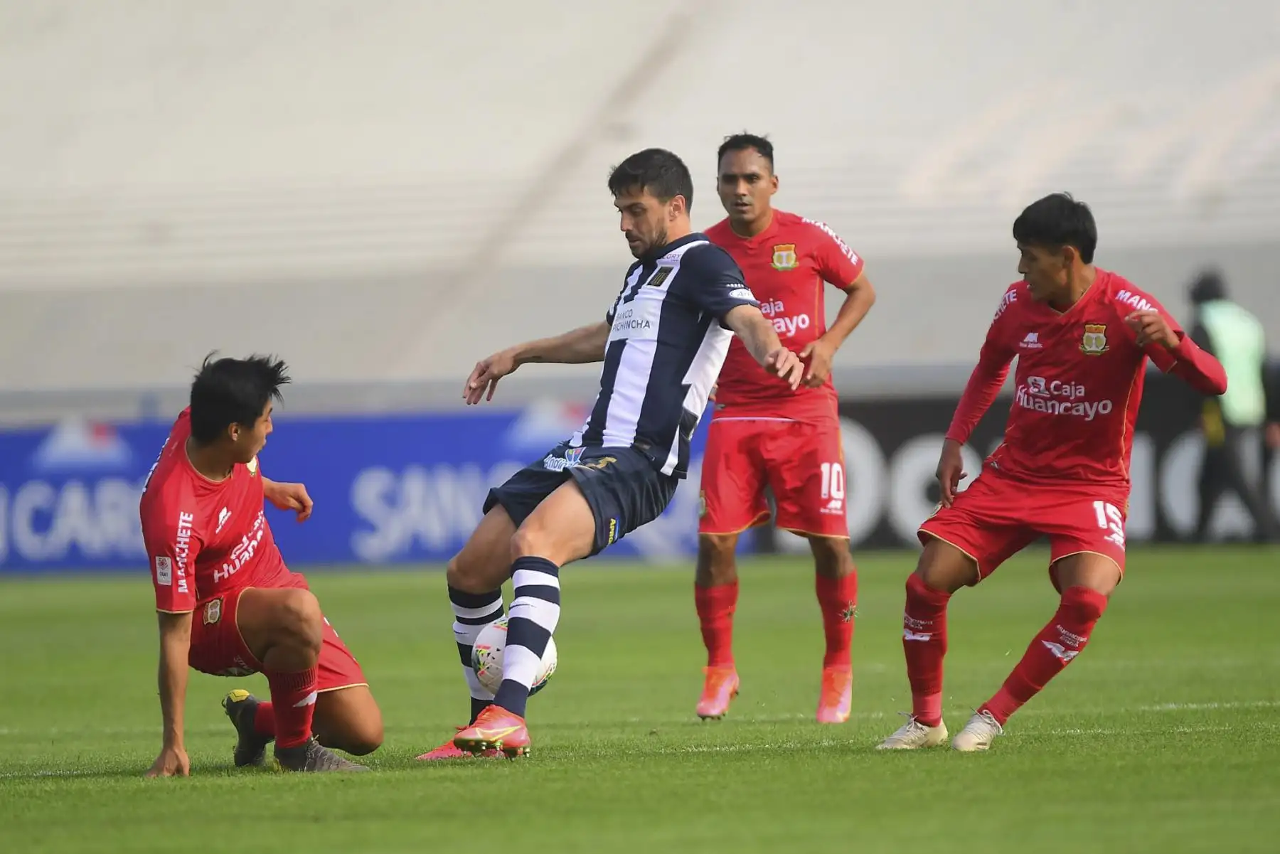 Alianza Lima choca Club Huancayo por la octava fecha de la Liga 1, en el estadio Alberto Gallardo. Foto: Liga 1
