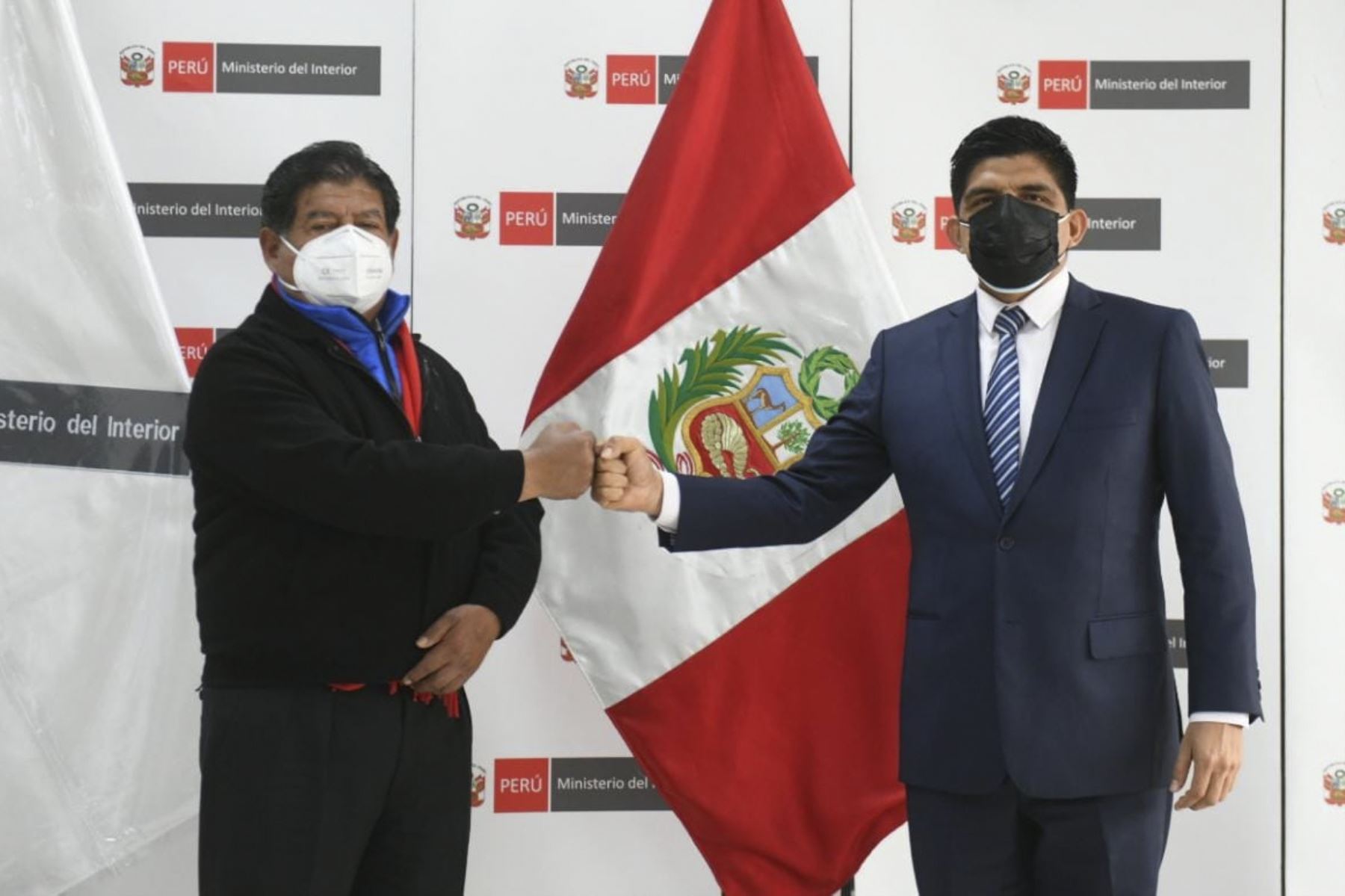 El ministro del Interior, Juan Carrasco, y el alcalde de La Víctoria, Luis Gutiérrez, se ponen de acuerdo en impulsar medidas de seguridad en el emporio comercial, Gamarra.  ANDINA/ Mininter