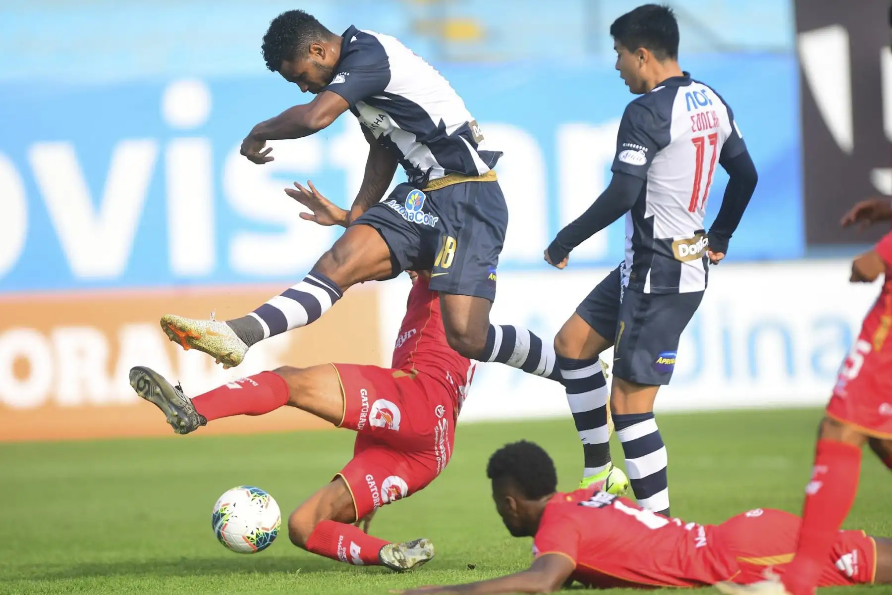 Alianza Lima choca Club Huancayo por la fecha ocho de la Liga 1, en el estadio Alberto Gallardo. Foto: Liga 1