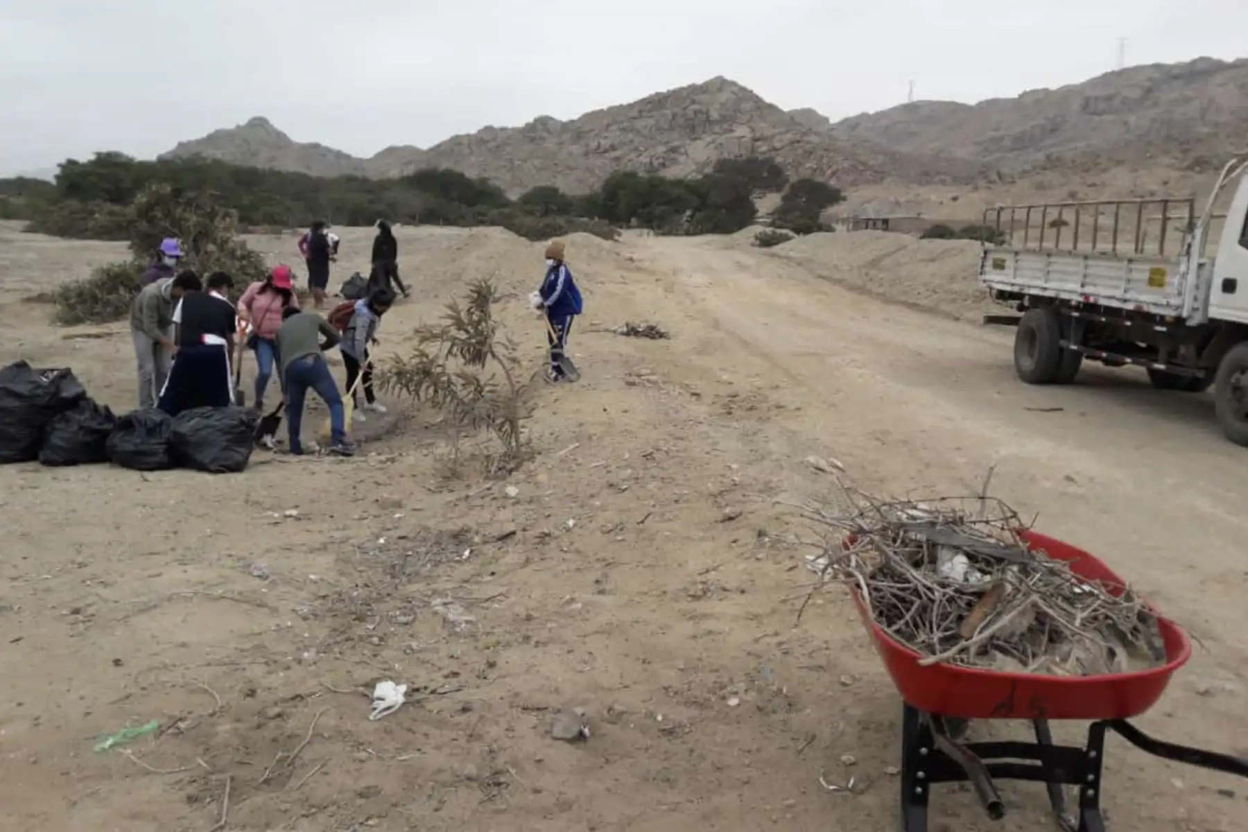 Trabajadores, arqueólogos y vecinos participaron en la jornada de limpieza en el Templo de los Gentiles del complejo arqueológico Cerro Reque, región Lambayeque. Foto: ANDINA/Difusión