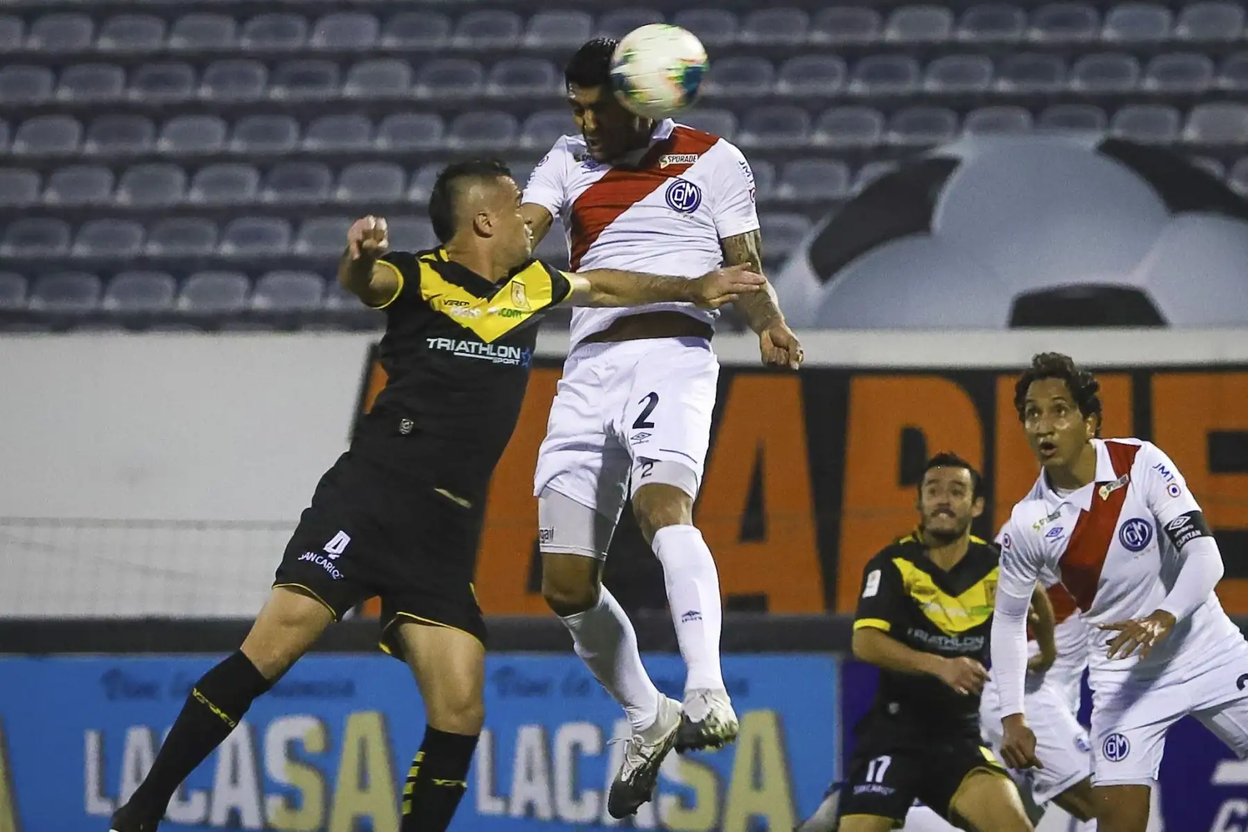 L. Cardoza del Deportivo Municipal cabecea un balón ante la marca de J. Ramírez del Cantolao durante partido por la octava fecha de la Liga 1, en el estadio Alejandro Villanueva. Foto: Liga 1