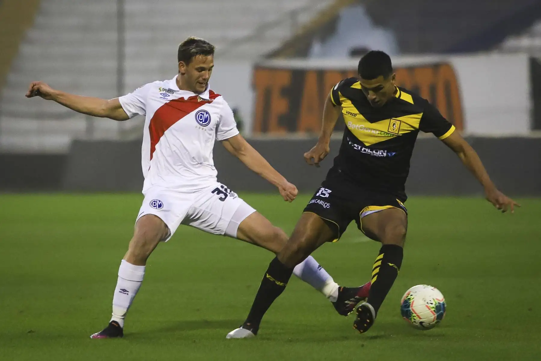 A. Solís del Cantolao se enfrenta por el balón ante de su rival del Deportivo Municipal durante partido por la octava fecha de la Liga 1, en el estadio Alejandro Villanueva. Foto: Liga 1