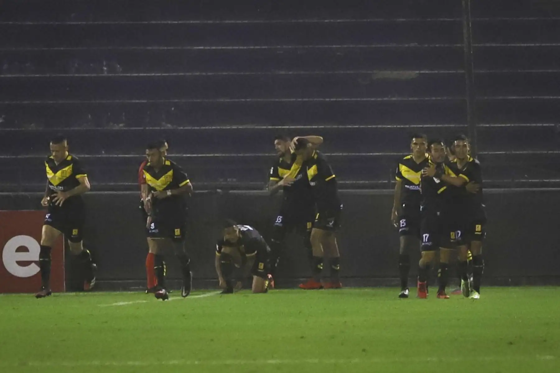 Gabriel Leyes del Cantolao celebra con sus compañeros tras anotar ante Deportivo Municipal durante partido por la octava fecha de la Liga 1, en el estadio Alejandro Villanueva. Foto: Liga 1