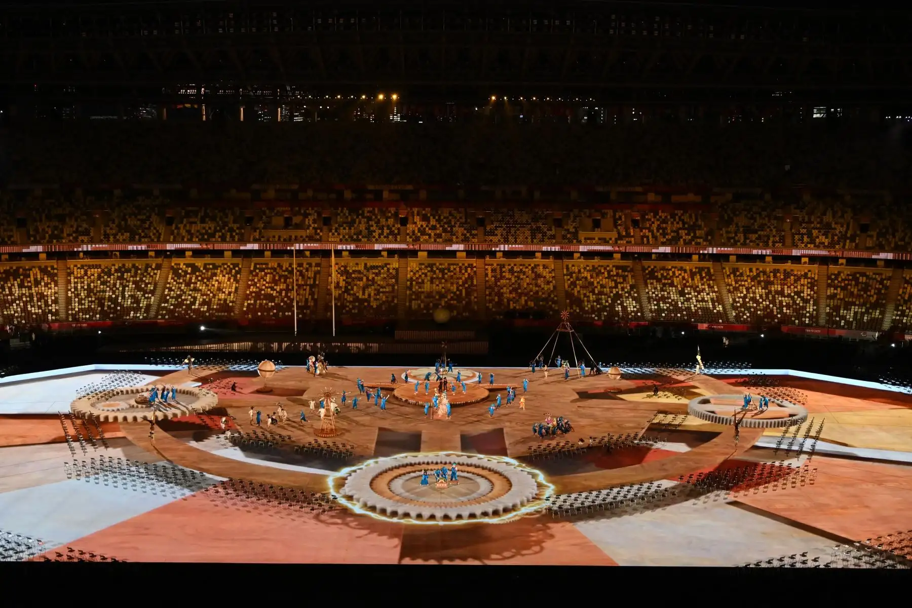 Los artistas participan en la ceremonia de apertura de los Juegos Paralímpicos de Tokio 2020 en el Estadio Olímpico de Tokio

Foto: AFP