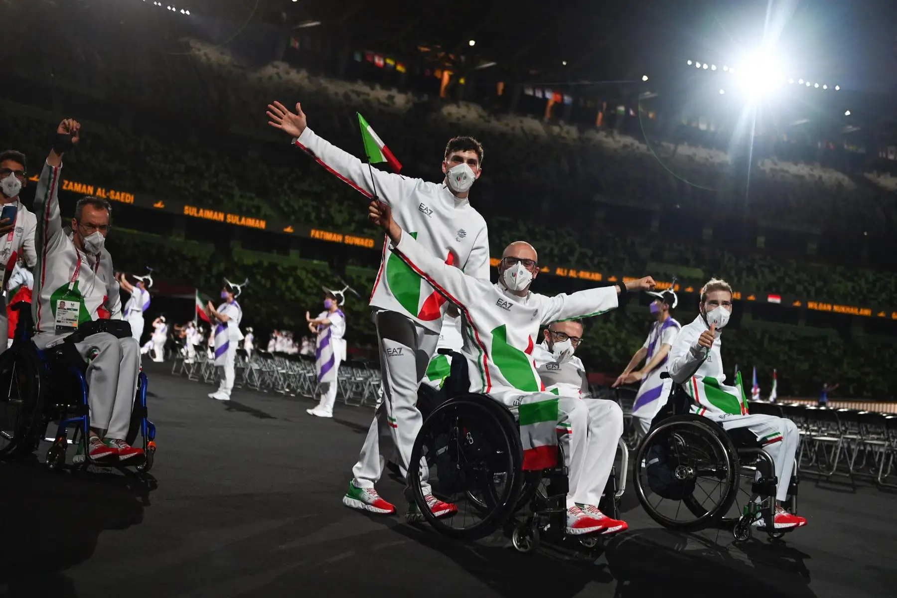 El equipo de Italia llega durante la ceremonia de apertura de los Juegos Paralímpicos de Tokio 2020 en el Estadio Olímpico de Tokio

Foto: AFP