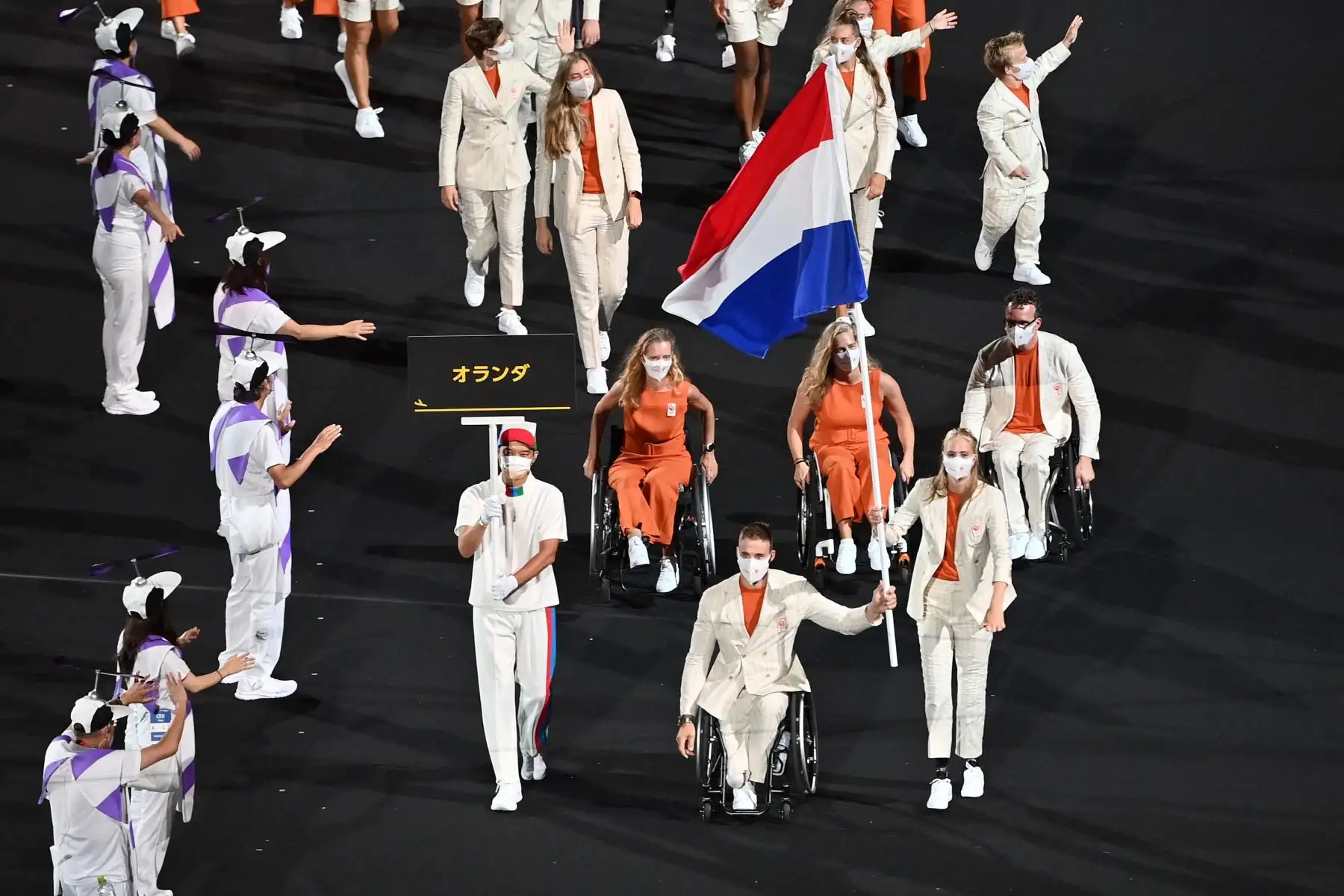 El equipo de Holanda llega durante la ceremonia de apertura de los Juegos Paralímpicos de Tokio 2020 en el Estadio Olímpico de Tokio

Foto: AFP