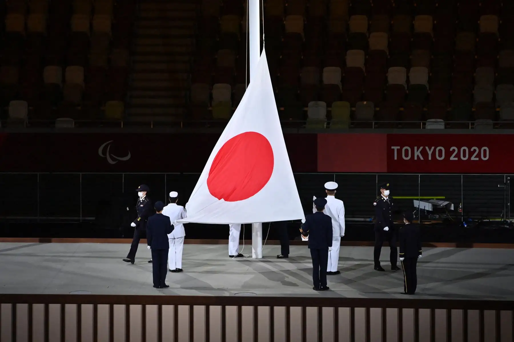 La bandera nacional de Japón se iza durante la ceremonia de apertura de los Juegos Paralímpicos de Tokio 2020

Foto: AFP