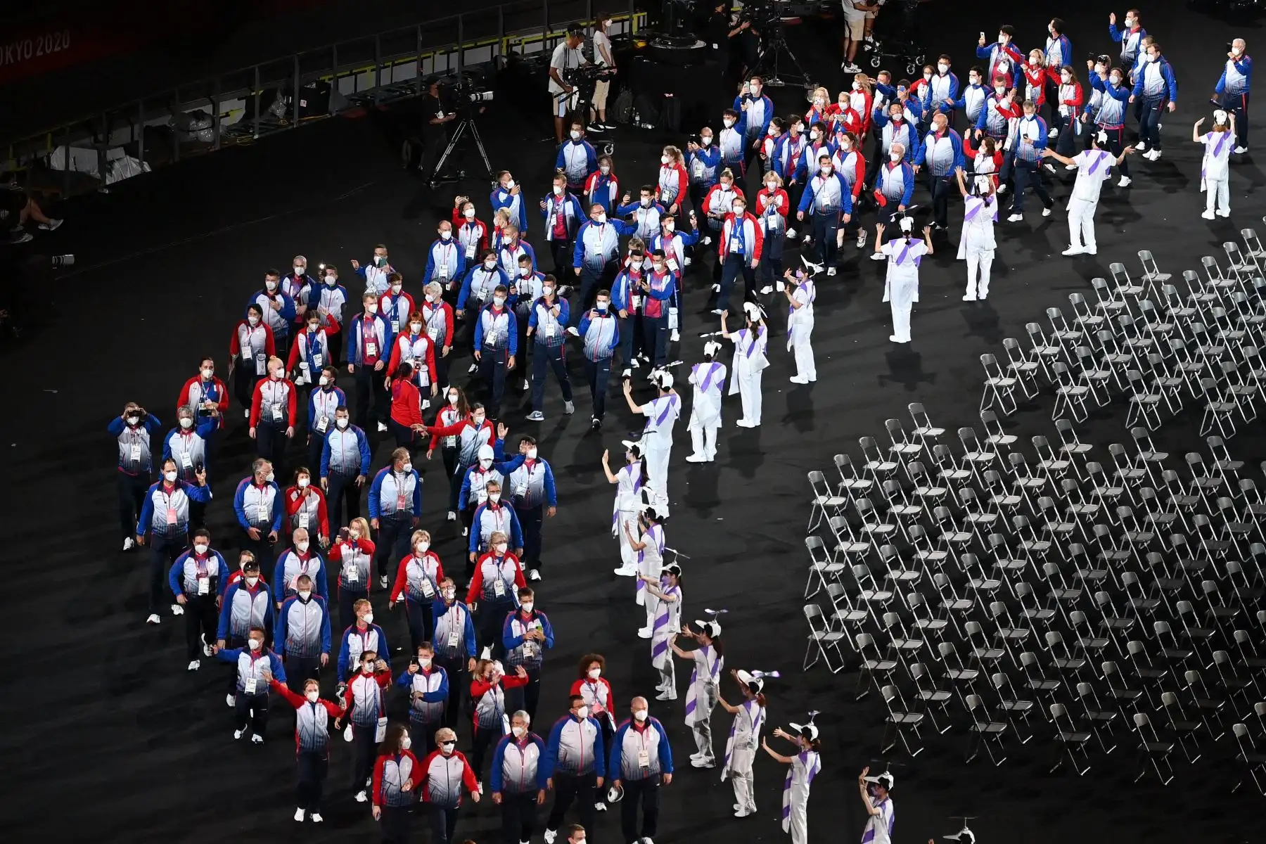 El equipo de Rusia llega durante la ceremonia de apertura de los Juegos Paralímpicos de Tokio 2020 en el Estadio Olímpico de Tokio

Foto: AFP