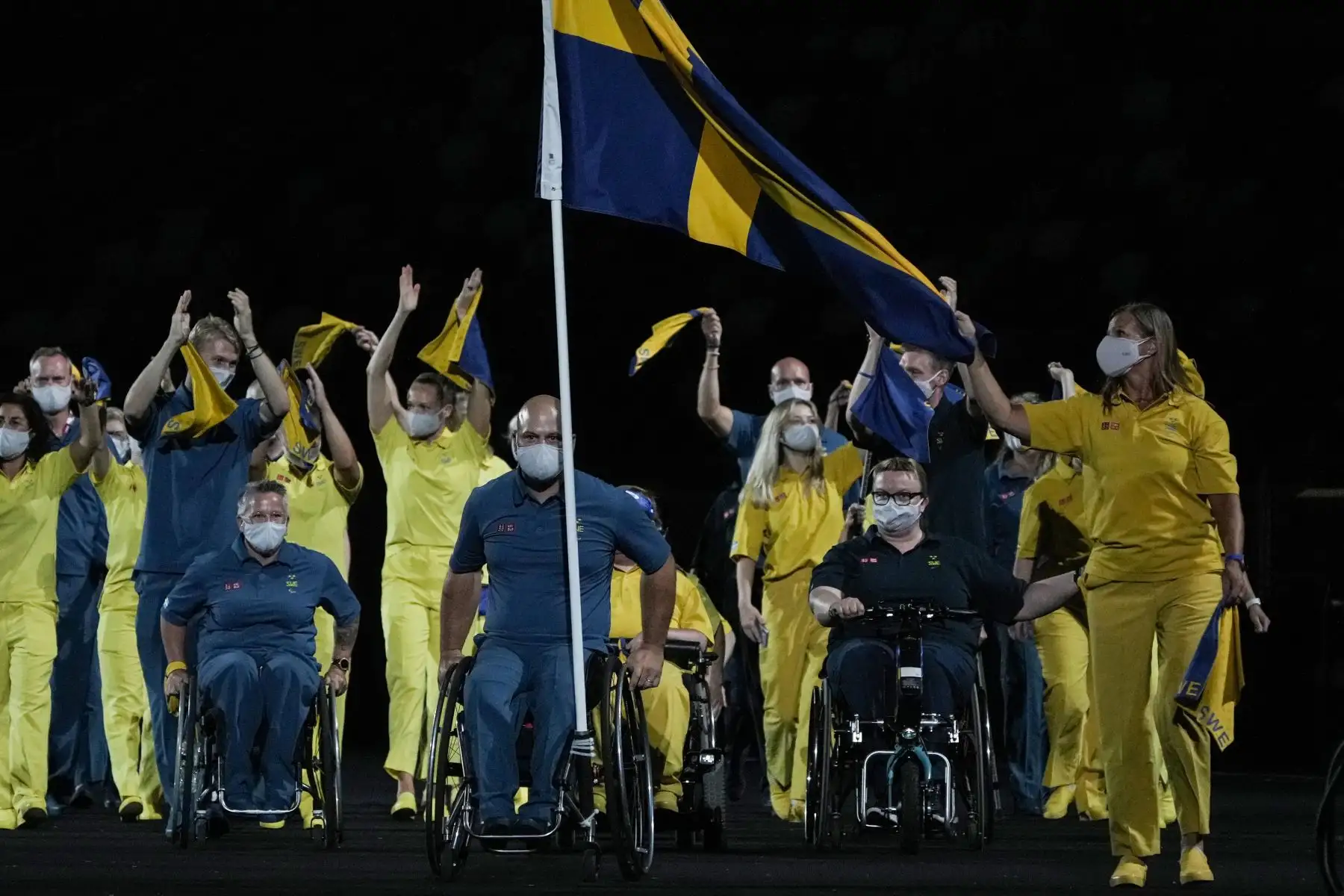 El equipo de Suecia llega a la ceremonia de apertura de los Juegos Paralímpicos de Tokio 2020 en el Estadio Olímpico de Tokio

Foto: AFP