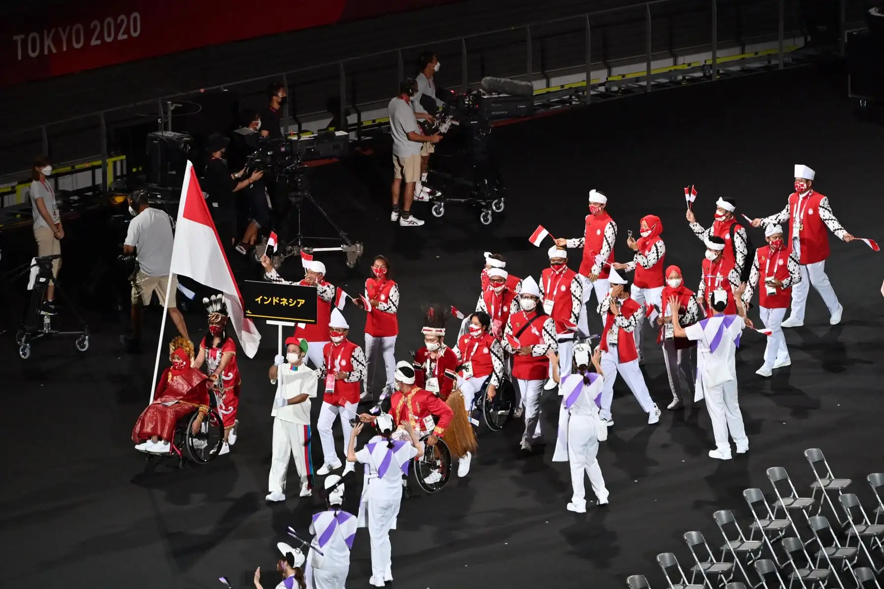El equipo de Indonesia llega a la ceremonia de apertura de los Juegos Paralímpicos de Tokio 2020 en el Estadio Olímpico de Tokio

Foto: AFP