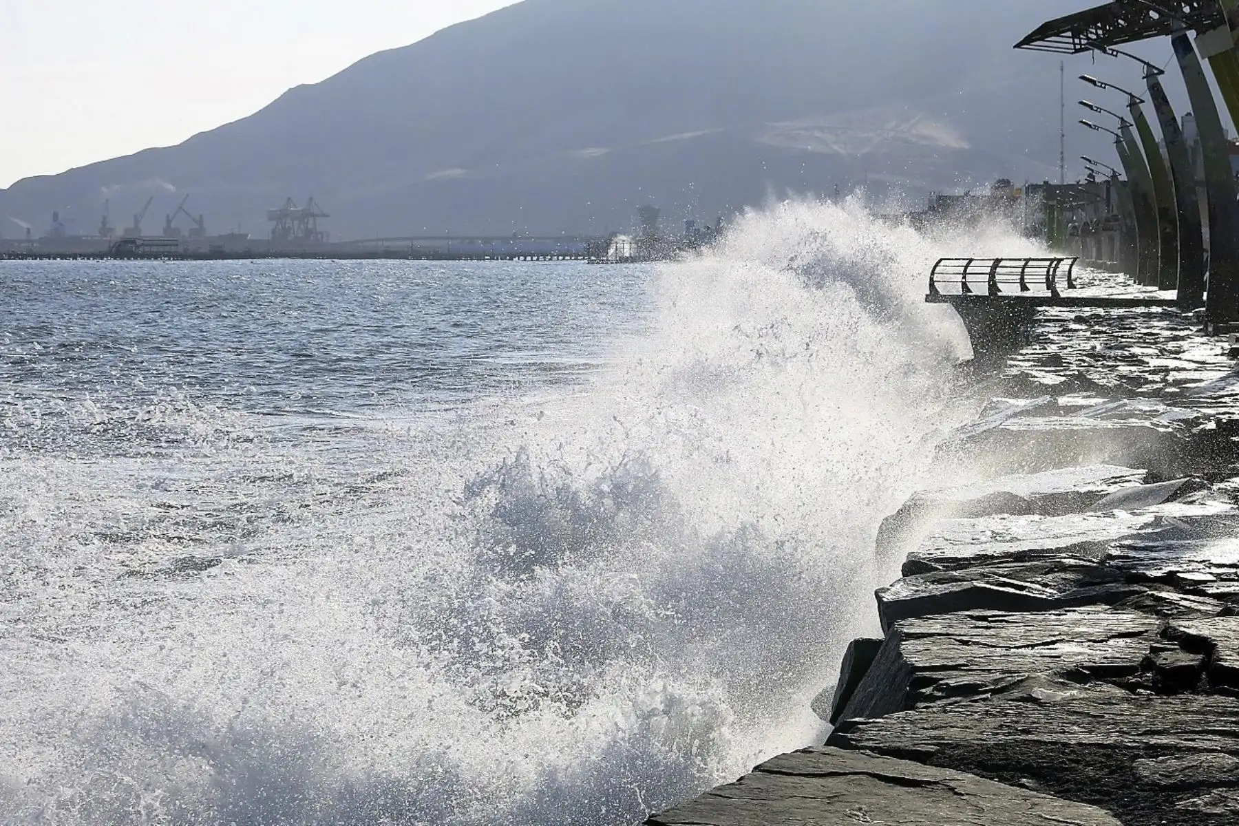 El Instituto Nacional de Defensa Civil informó que la Dirección de Hidrografía y Navegación de la Marina de Guerra del Perú emitió el Aviso Oceanográfico Especial sobre la continuidad de oleajes anómalos, el mismo que persistirá hasta el miércoles 15 de setiembre en todo el litoral. ANDINA/Archivo
