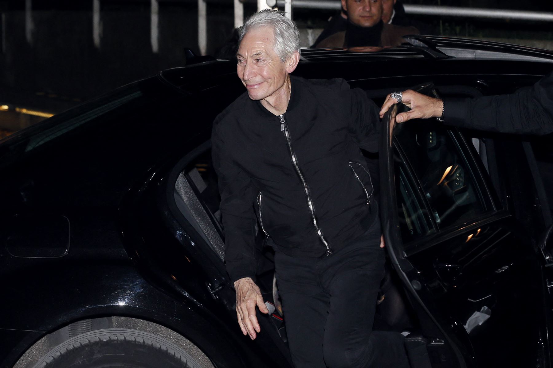 En esta foto de archivo tomada el 25 de octubre de 2012, la leyenda del rock británico y baterista de The Rolling Stones, Charlie Watts sale de un automóvil  a su llegada a la sala de conciertos Trabendo en París. 
Foto: AFP
