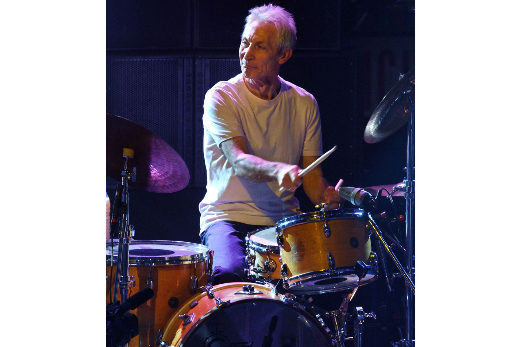 En esta foto de archivo tomada el 12 de julio de 2003, el baterista de los Rolling Stones, Charlie Watts, se presenta en el escenario de Olympia en el tercer y último concierto parisino de la gira mundial "Forty Licks" de la banda.
Foto: AFP