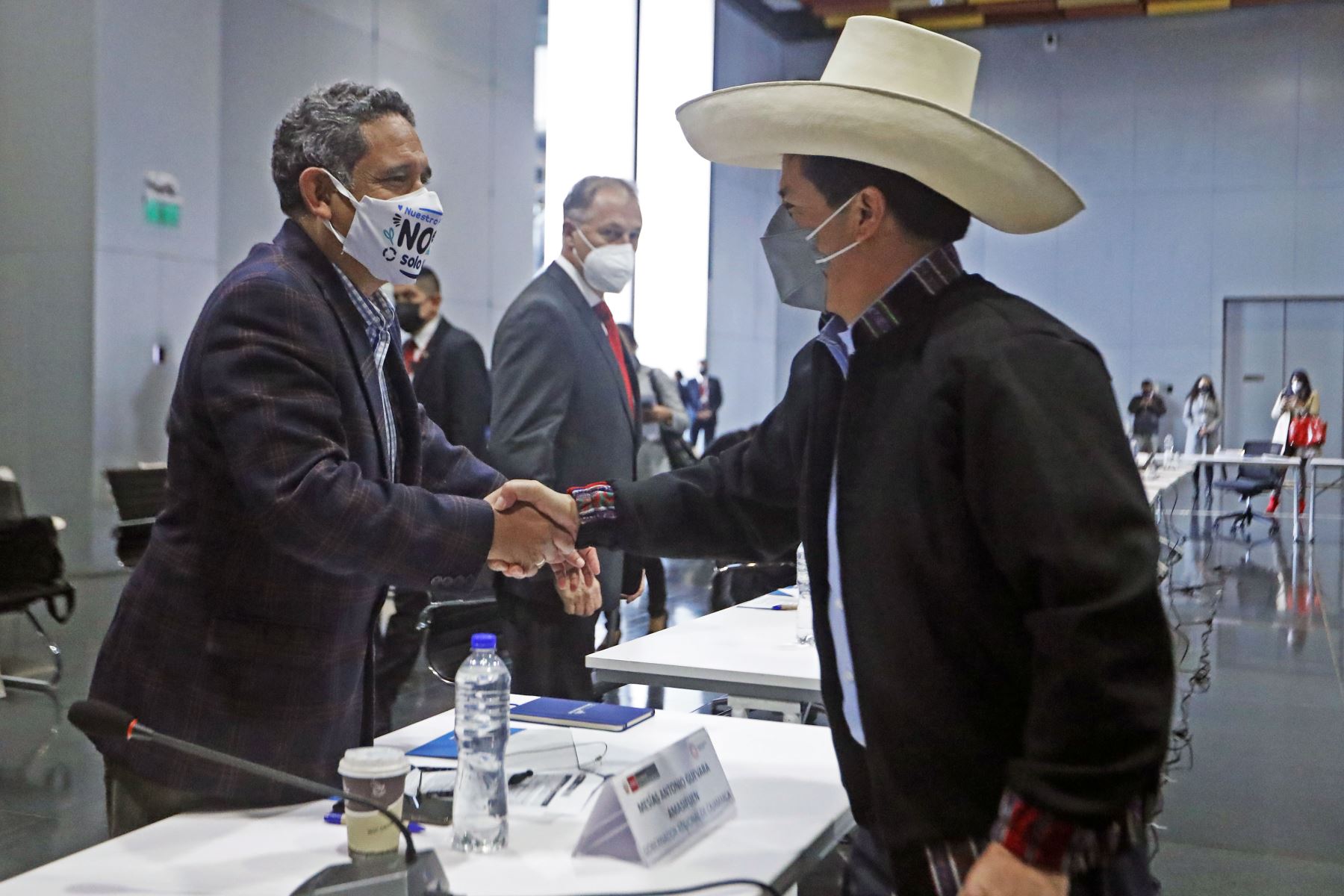 El presidente Pedro Castillo saluda al gobernador de Cajamarca, Mesías Guevara en el 14.° Gore Ejecutivo.
Foto: ANDINA/Prensa Presidencia