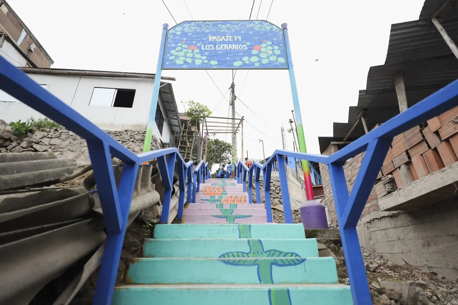 A fin de mejorar la calidad de vida en los barrios de la ciudad, la Municipalidad de Lima concluyó luego de cuatro meses la recuperación integral del cerro Papa con el apoyo de sus líderes vecinales. Foto: ANDINA/Municipalidad de Lima