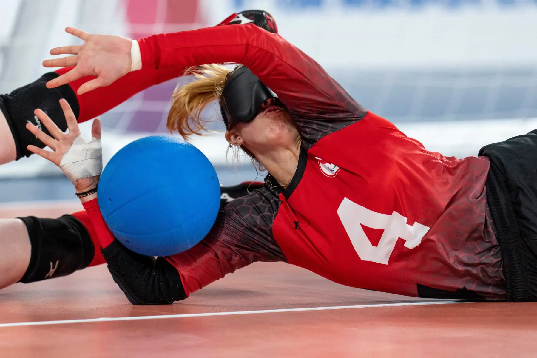 Meghan Mahon de Canadá chocando con los pies de su compañera de equipo Amy Burk mientras salva el balón durante su gol preliminar del Grupo C partido contra Rusia en el Makuhari Messe Hall en la ciudad de Chiba, suburbano de Tokio, en los Juegos Paralímpicos de 2020.
Foto: AFP