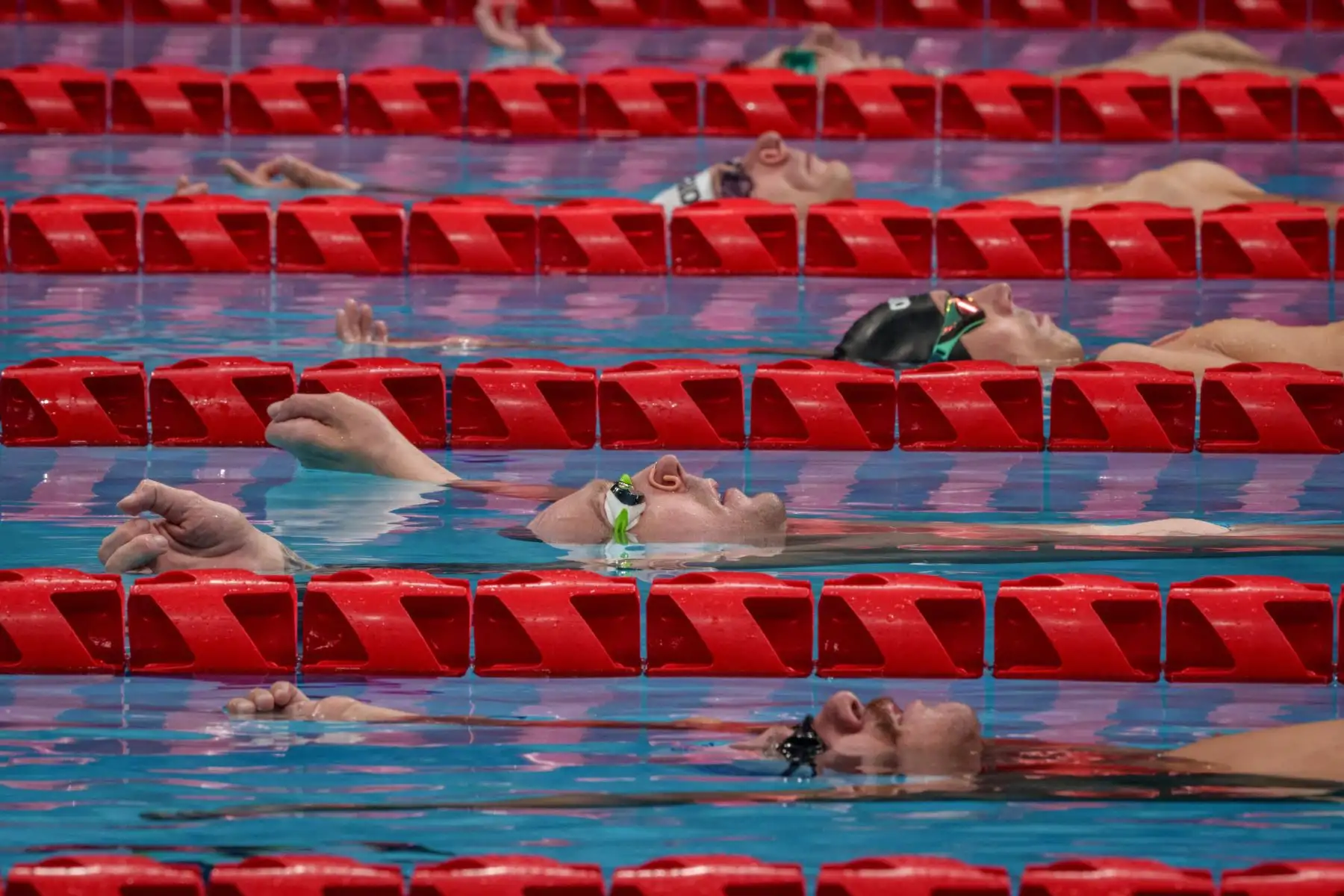 El ucraniano Roman Bondarenko espera para competir en una eliminatoria por el evento de natación de 100 m espalda masculino en los Juegos Paralímpicos de Tokio 2020.
Foto: AFP
