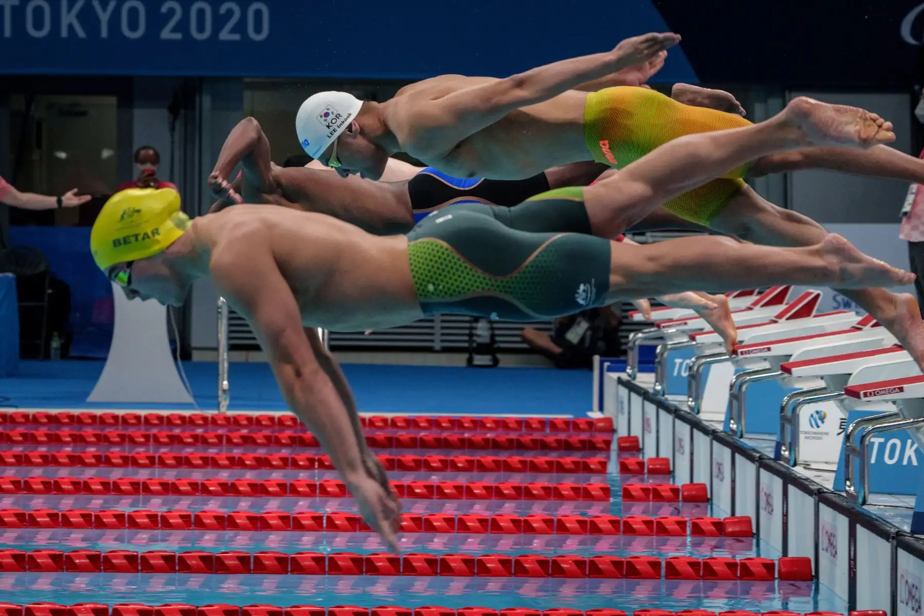 Lee Inkook de Corea del Sur y Ricky Betar de Australia compiten durante una eliminatoria en el evento masculino de natación mariposa de 100 metros en los Juegos Paralímpicos de Tokio 2020.
Foto: AFP