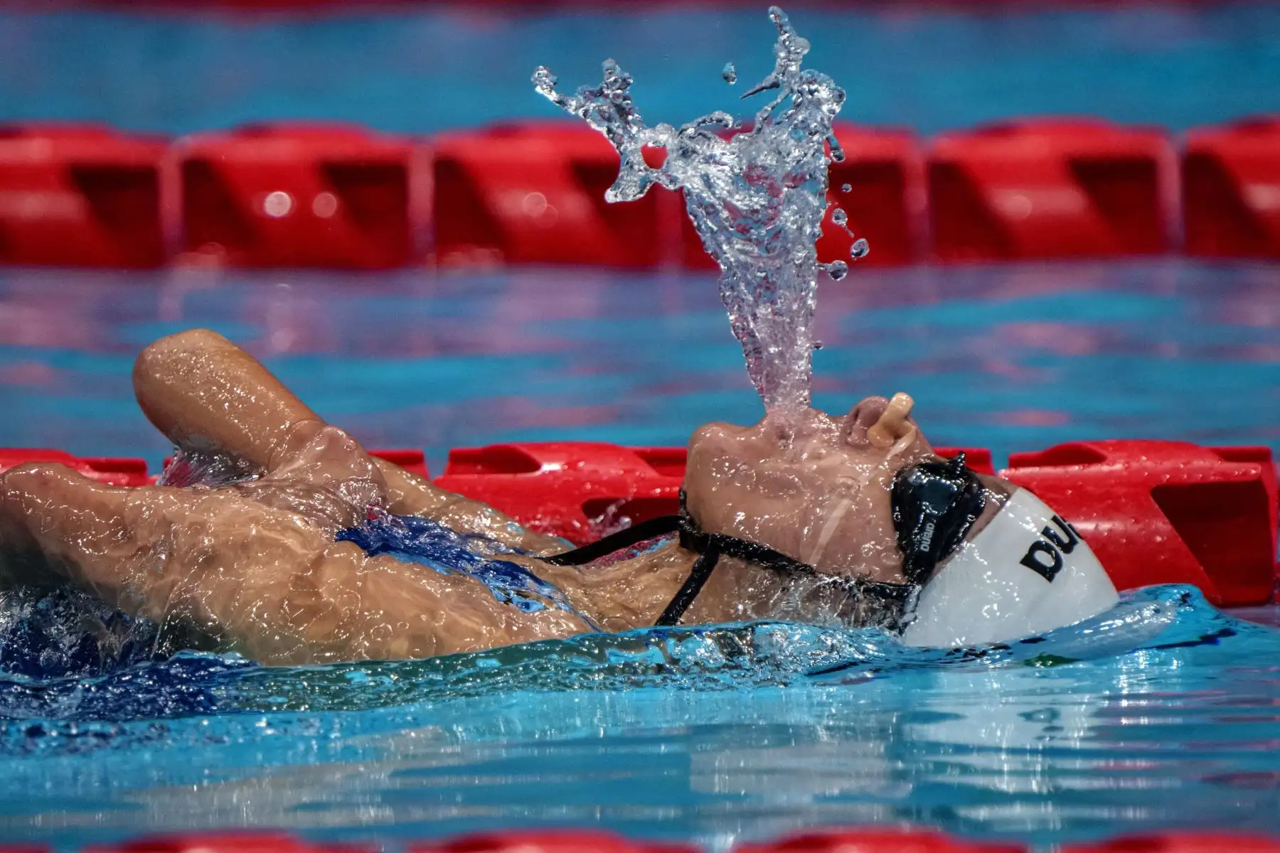 La mexicana Fabiola Ramírez escupe un poco de agua durante un calor en el evento de natación de 100 metros espalda femenino en los Juegos Paralímpicos de Tokio 2020.
Foto: AFP