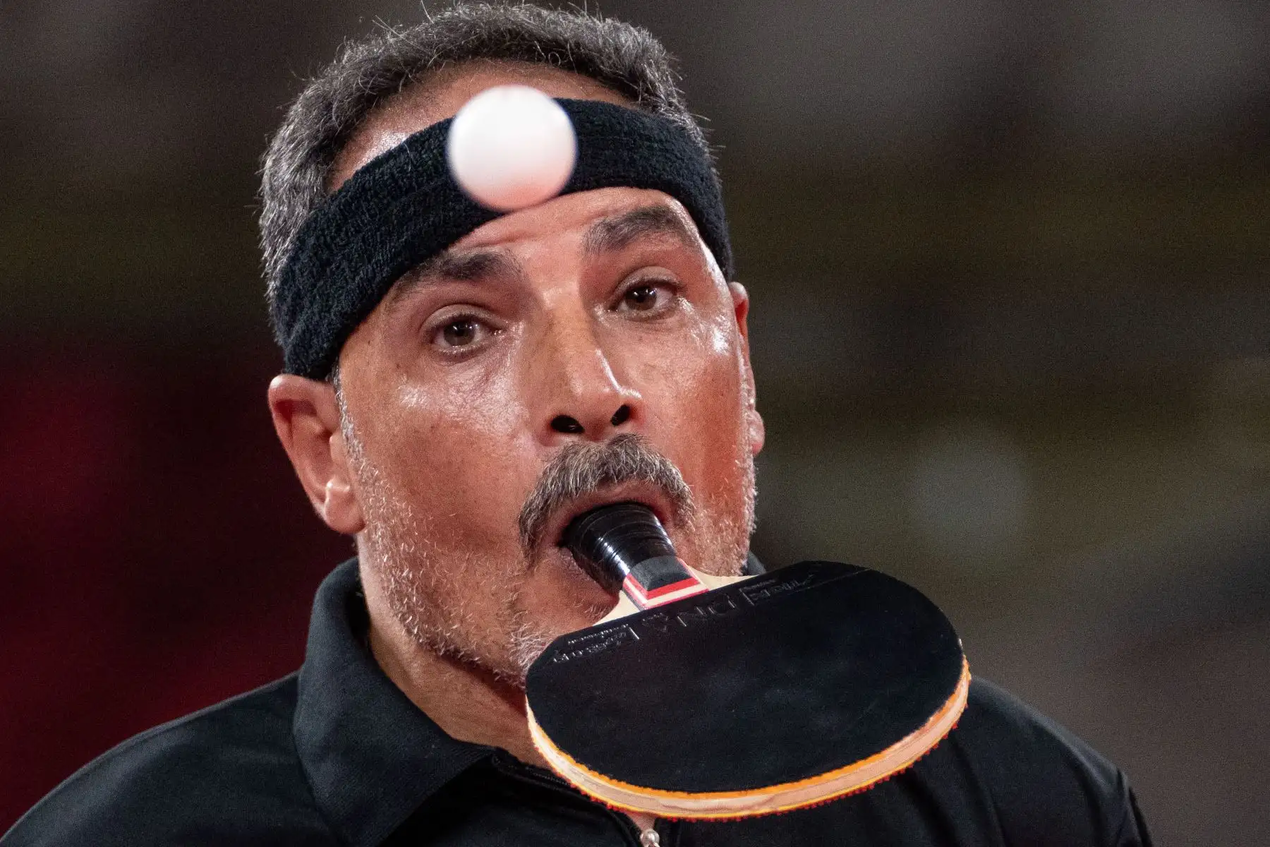 El egipcio Ibrahim Elhusseiny Hamadtou lanzando un tiro contra el surcoreano Park Hong-kyu en su categoría masculina individual clase 6 grupo E partido de tenis de mesa durante los Juegos Paralímpicos de Tokio 2020. 
Foto: AFP
