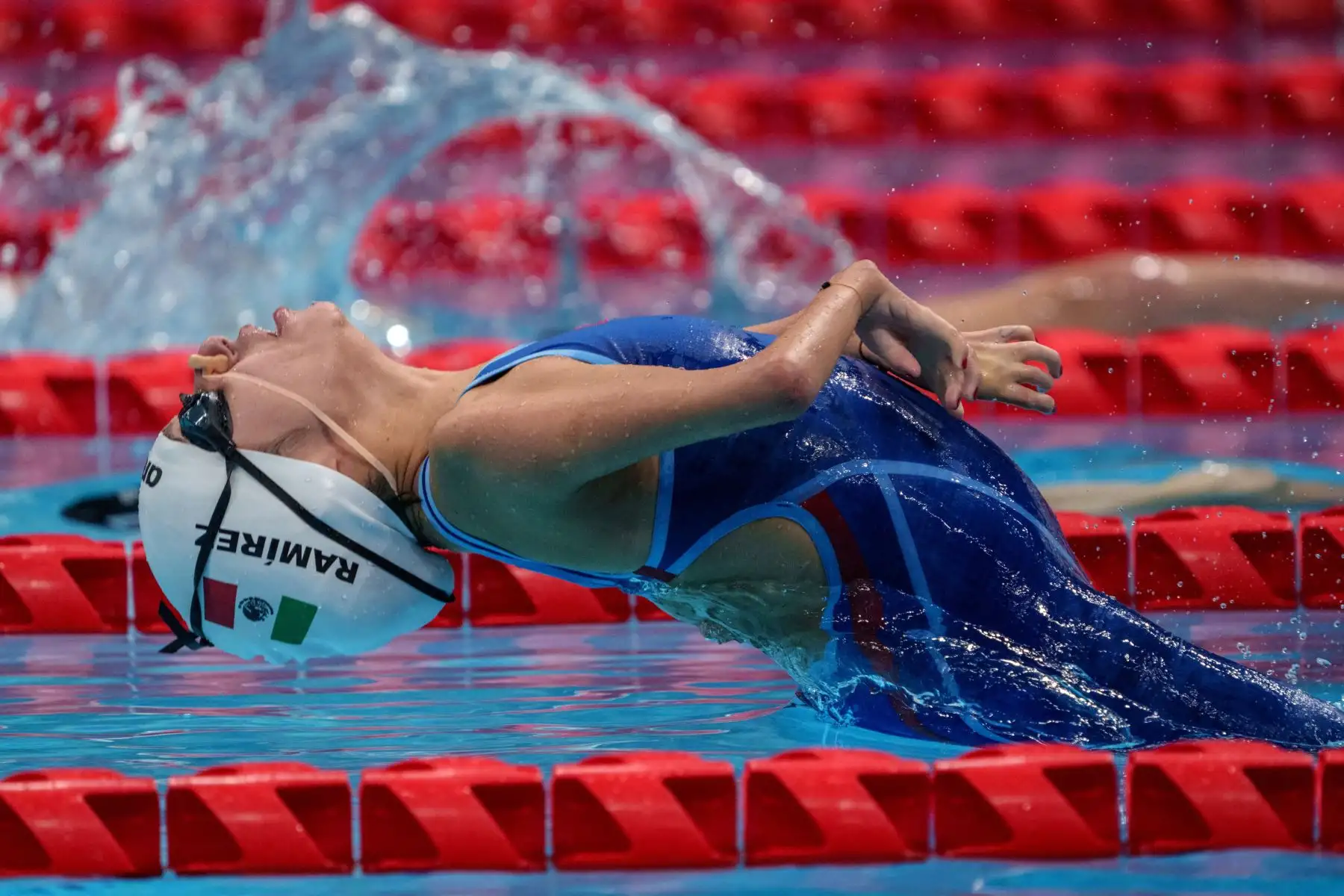 La mexicana Fabiola Ramírez compite durante una eliminatoria en el evento de natación de 100 metros espalda femenino en los Juegos Paralímpicos de Tokio 2020.
Foto: AFP