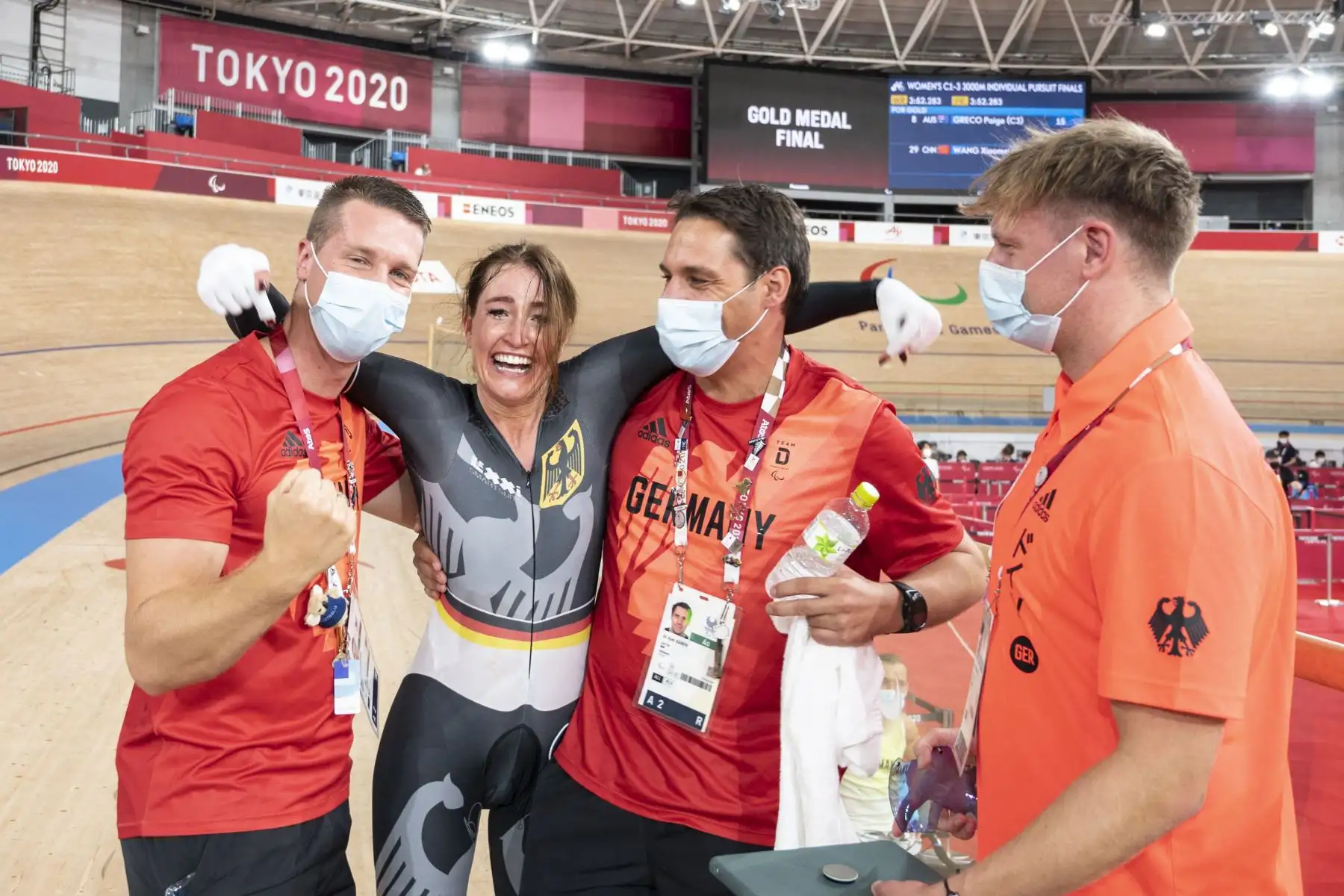 La alemana Denise Schindler reacciona después de competir en el evento ciclista de persecución individual 3000m femenino durante los Juegos Paralímpicos de Tokio 2020.
Foto: AFP