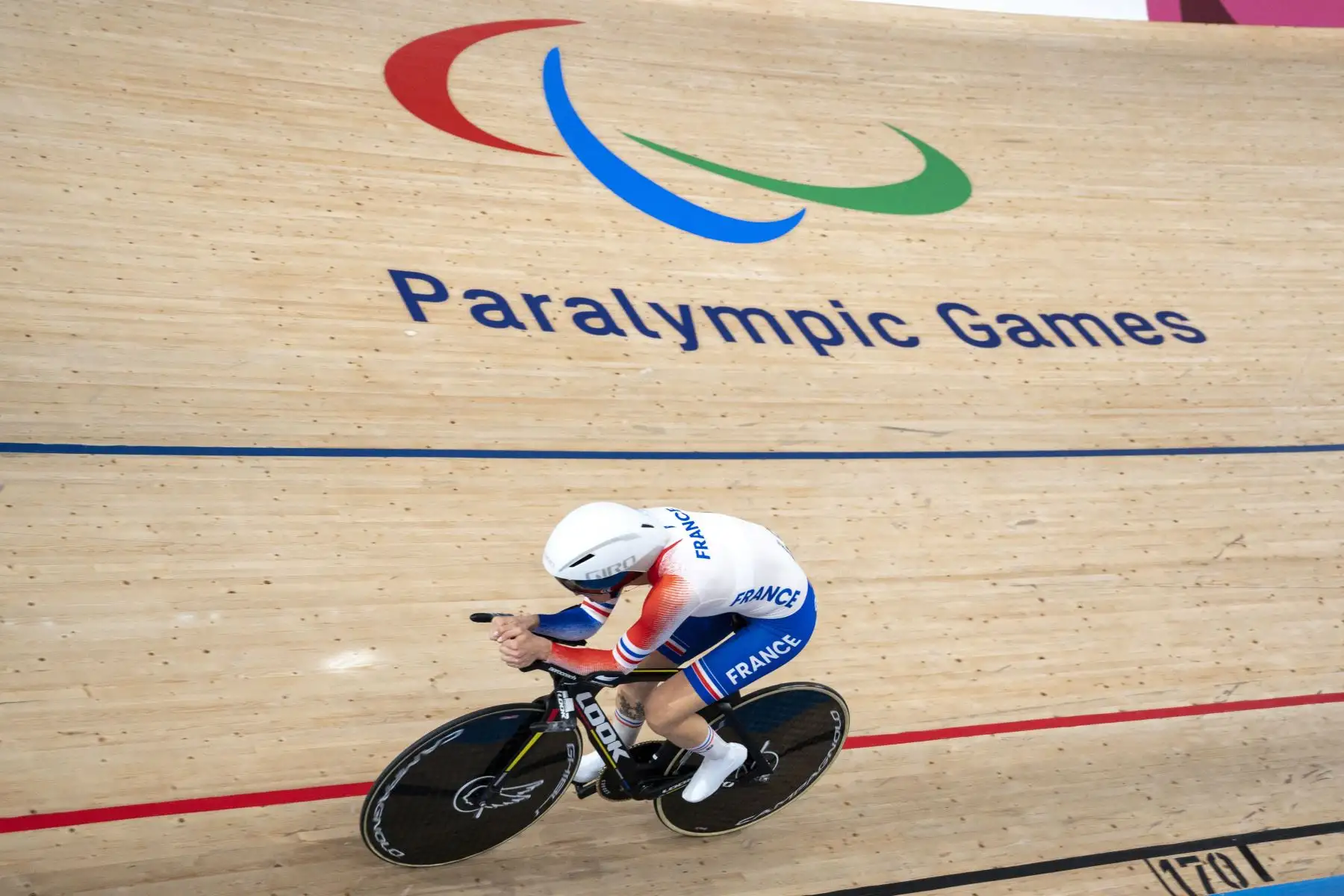 La francesa Marie Patouillet compite en el evento de ciclismo de persecución individual 3000m femenino durante los Juegos Paralímpicos de Tokio 2020.
Foto: AFP