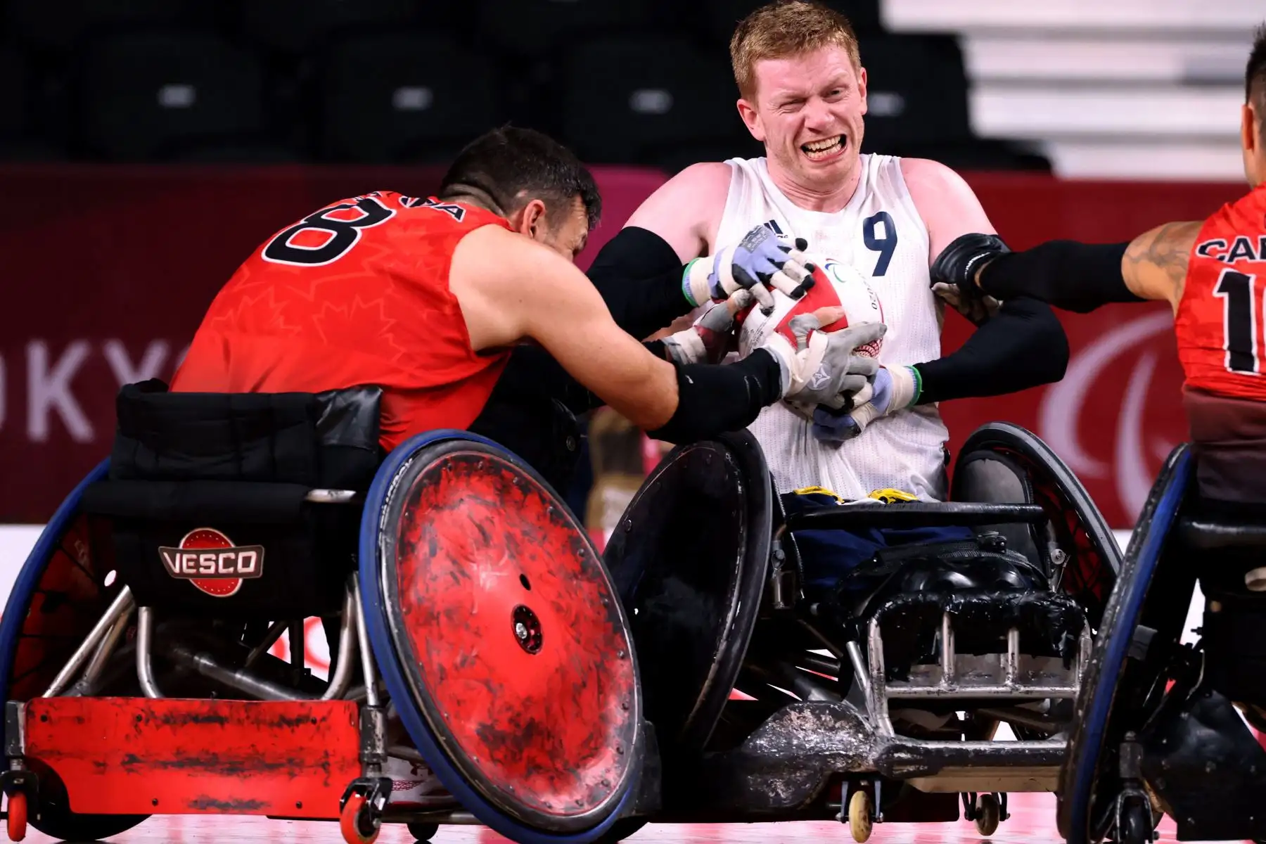 El británico Jim Roberts  lucha por el balón con el canadiense Michael Whitehead  durante el partido de rugby en silla de ruedas del grupo B de la fase de grupos entre Gran Bretaña y Canadá durante los Juegos Paralímpicos de Tokio 2020.
Foto: AFP