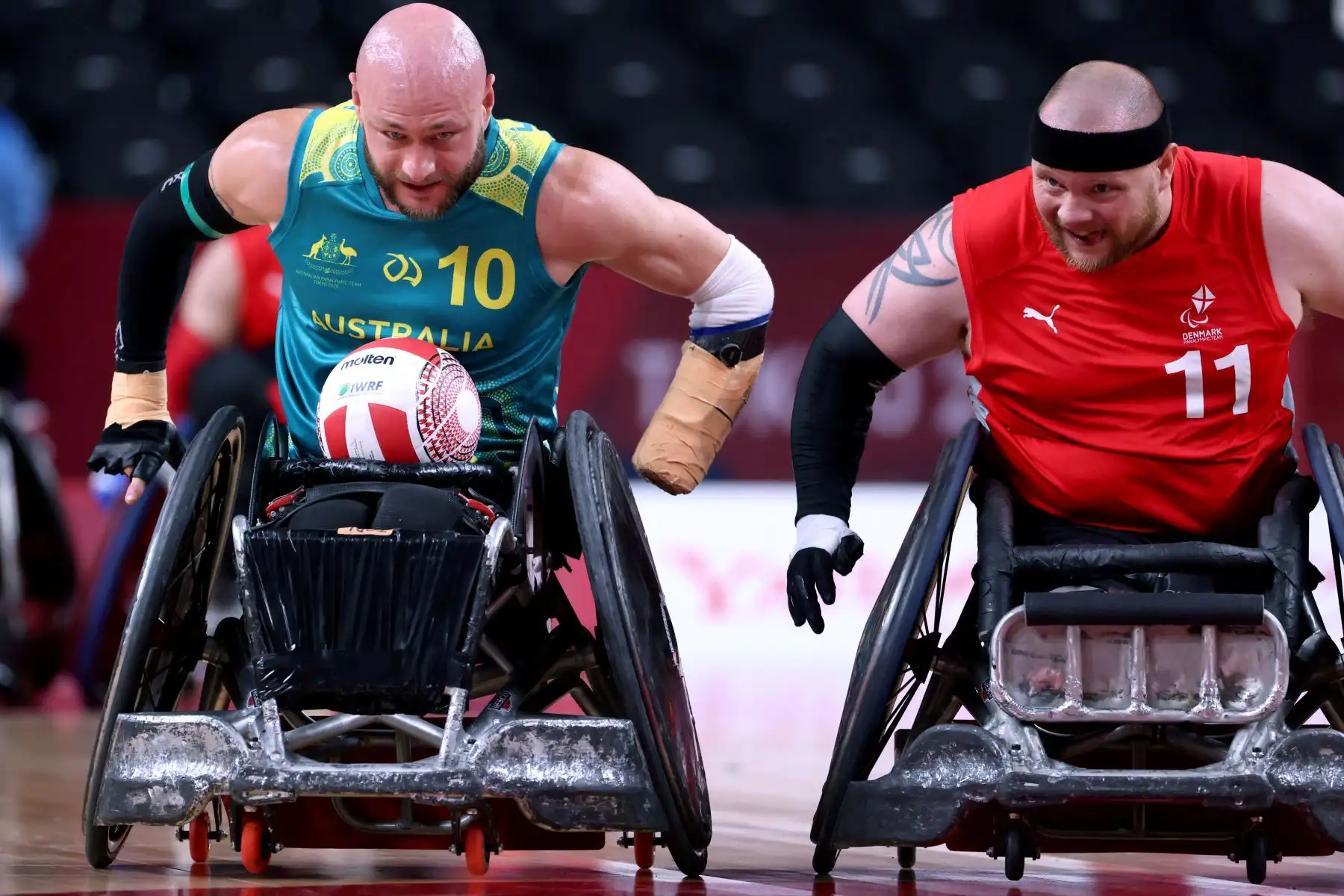 Chris Bond de Australia y Mark Ingemann Peters de Dinamarca luchan por el balón durante el partido de rugby en silla de ruedas del grupo A de la fase de grupos entre Australia y Dinamarca durante los Juegos Paralímpicos de Tokio 2020.
Foto: AFP