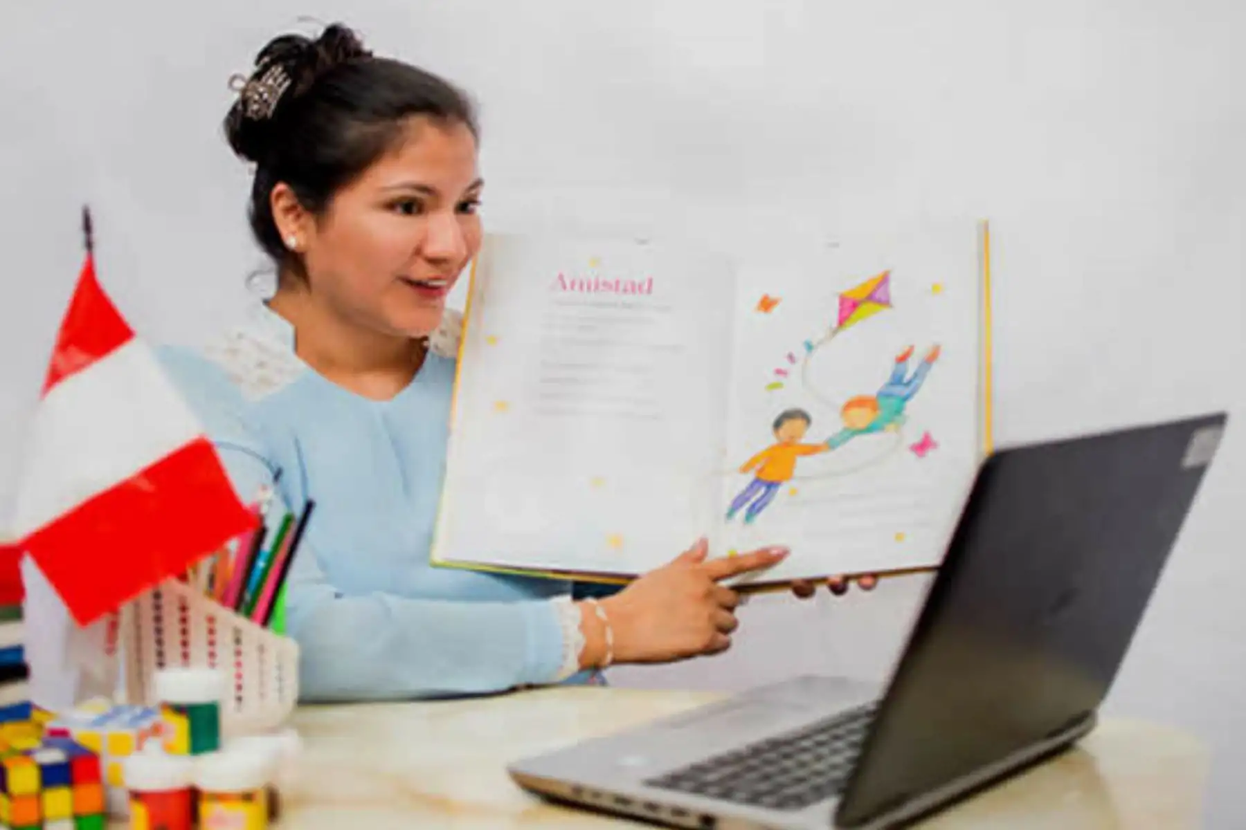 Este proceso dará la oportunidad a miles de licenciados y estudiantes de Educación de postular para incorporarse de manera permanente en las instituciones educativas públicas a fin de garantizar el servicio educativo y asegurar que los/las docentes cuenten con apoyo en las actividades formativas, señala el ministerio.  Foto: Minedu