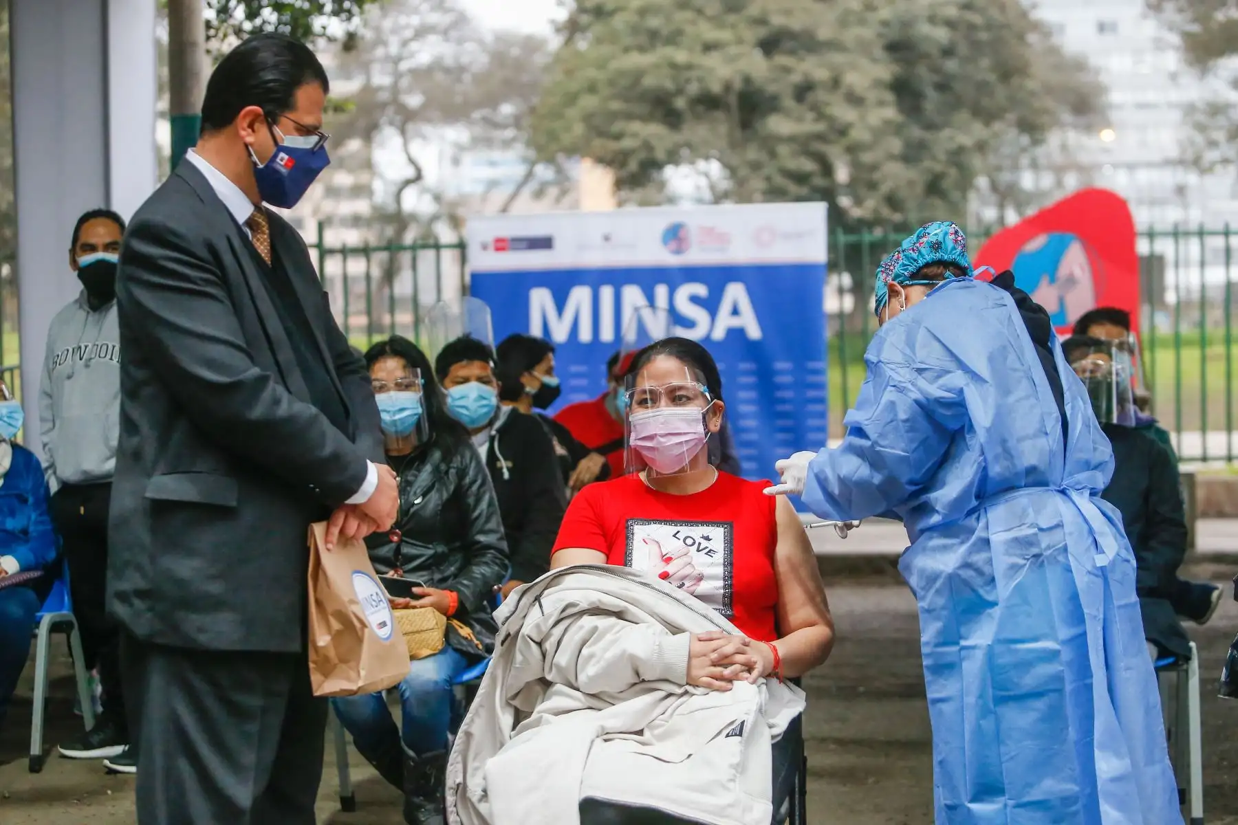 Viceministro de Salud Pública Gustavo Rosell supervisa el inicio de vacunación contra la COVID-19 a personas de 36 años a más.
Foto:Minsa