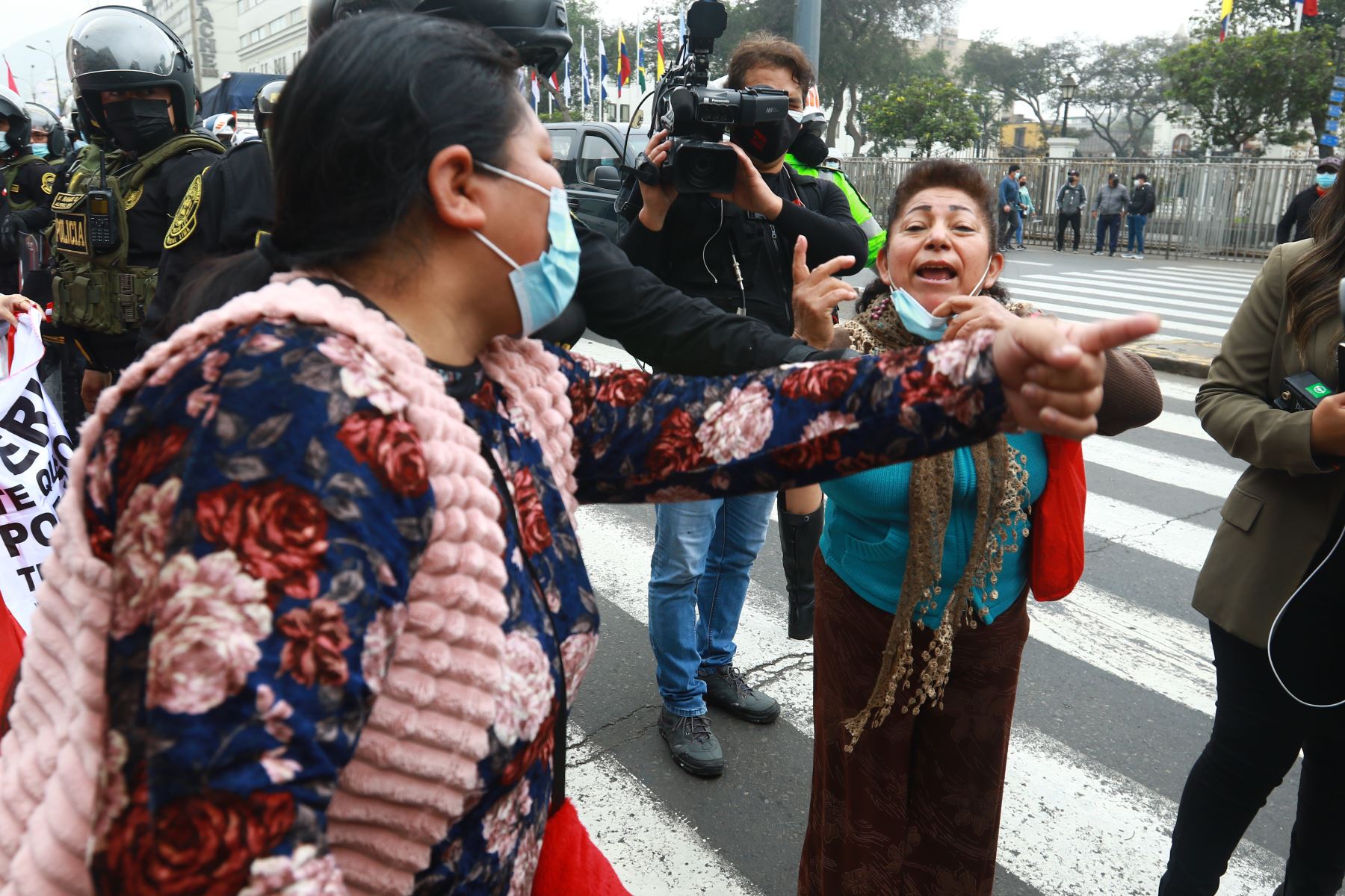 Manifestaciones ciudadanas se registran en los exteriores del Congreso de la República, que recibe hoy al Gabinete Ministerial. Foto: ANDINA/Jhonel Rodríguez.