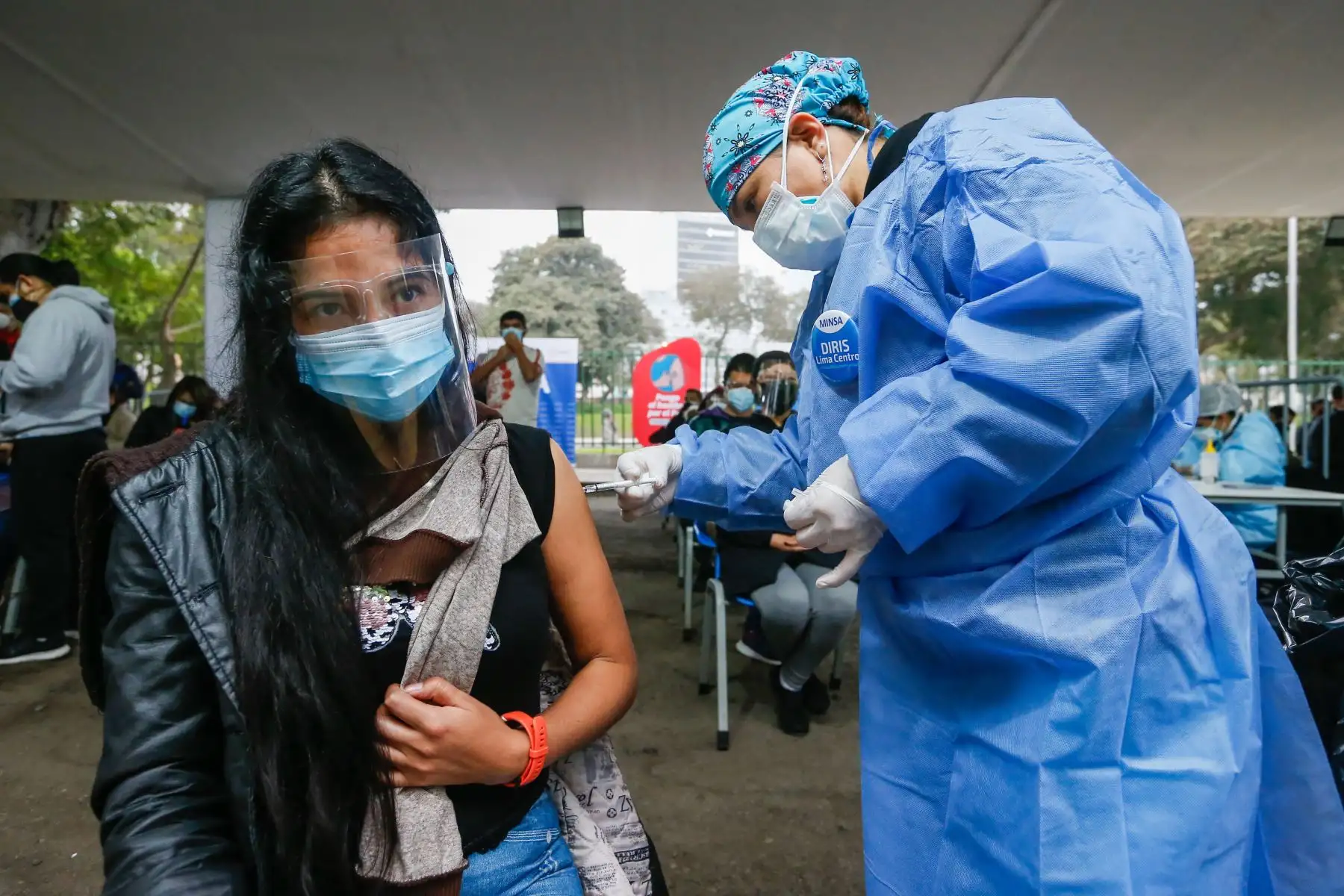 Viceministro de Salud Pública Gustavo Rosell supervisa el inicio de vacunación contra la COVID-19 a personas de 36 años a más.
Foto: Minsa