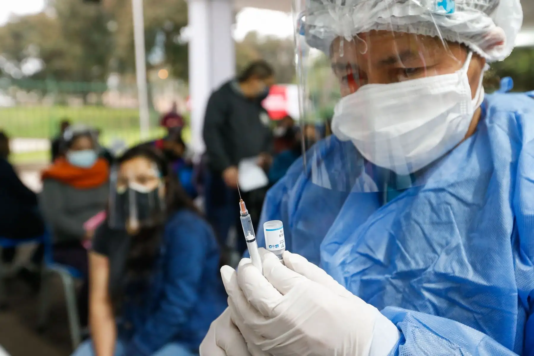 Viceministro de Salud Pública Gustavo Rosell supervisa el inicio de vacunación contra la COVID-19 a personas de 36 años a más.
Foto: Minsa