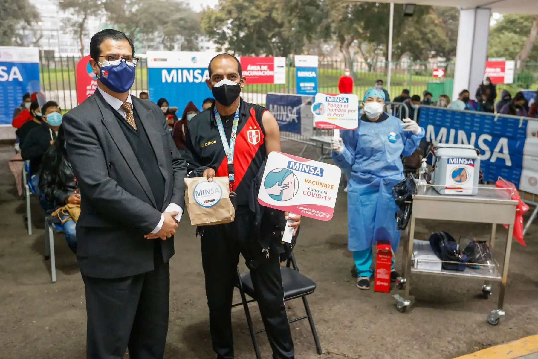 Viceministro de Salud Pública Gustavo Rosell supervisa el inicio de vacunación contra la COVID-19 a personas de 36 años a más.
Foto: Minsa