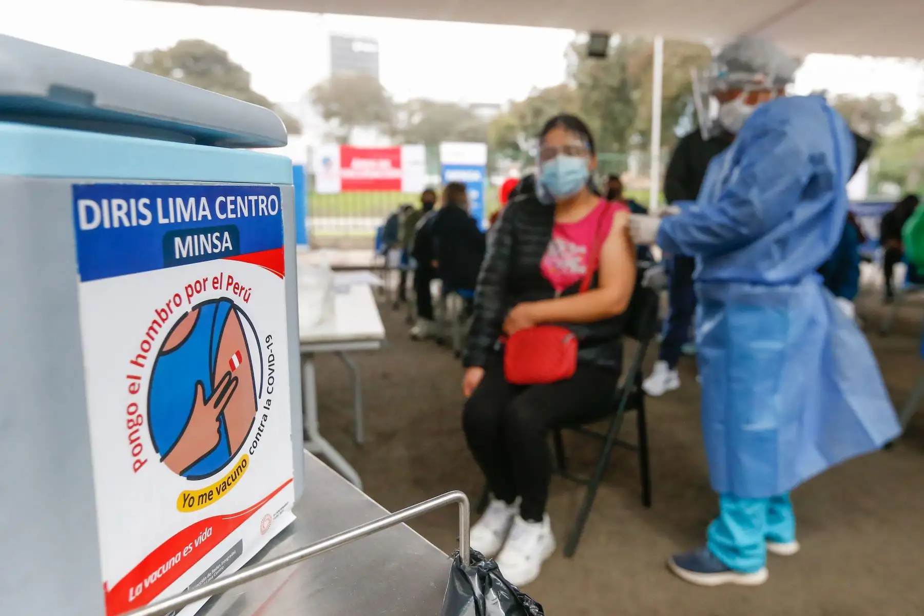 Viceministro de Salud Pública Gustavo Rosell supervisa el inicio de vacunación contra la COVID-19 a personas de 36 años a más.
Foto: Minsa