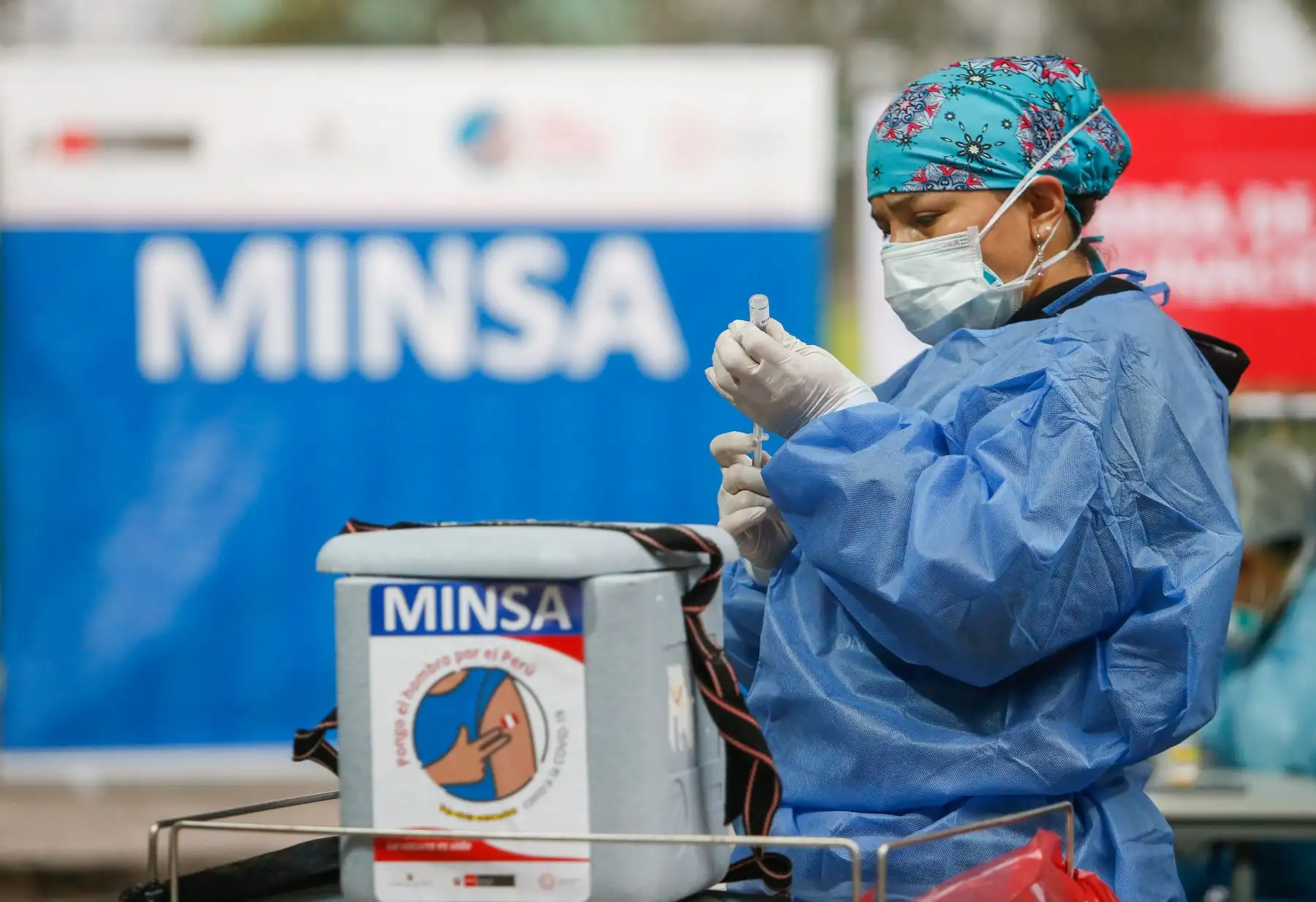 Viceministro de Salud Pública Gustavo Rosell supervisa el inicio de vacunación contra la COVID-19 a personas de 36 años a más.
Foto: Minsa