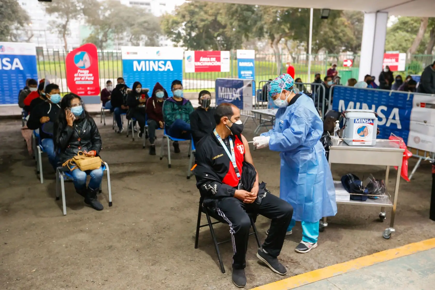 Viceministro de Salud Pública Gustavo Rosell supervisa el inicio de vacunación contra la COVID-19 a personas de 36 años a más.
Foto: Minsa
