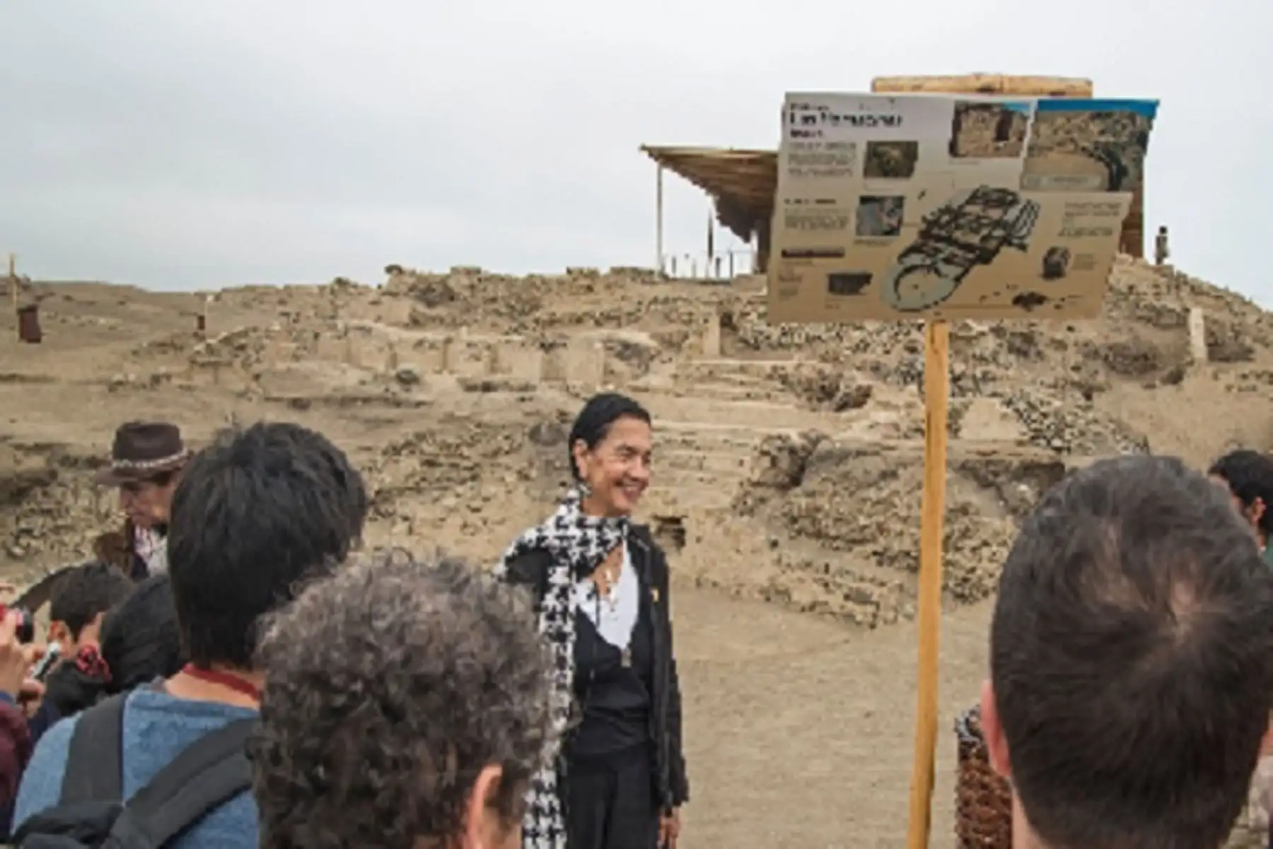 El centro urbano de Vichama fue construido sobre una terraza y laderas del cerro Halconcillo, a un kilómetro y medio del litoral y a 75 metros sobre el nivel del mar, por encima de los campos agrícolas.