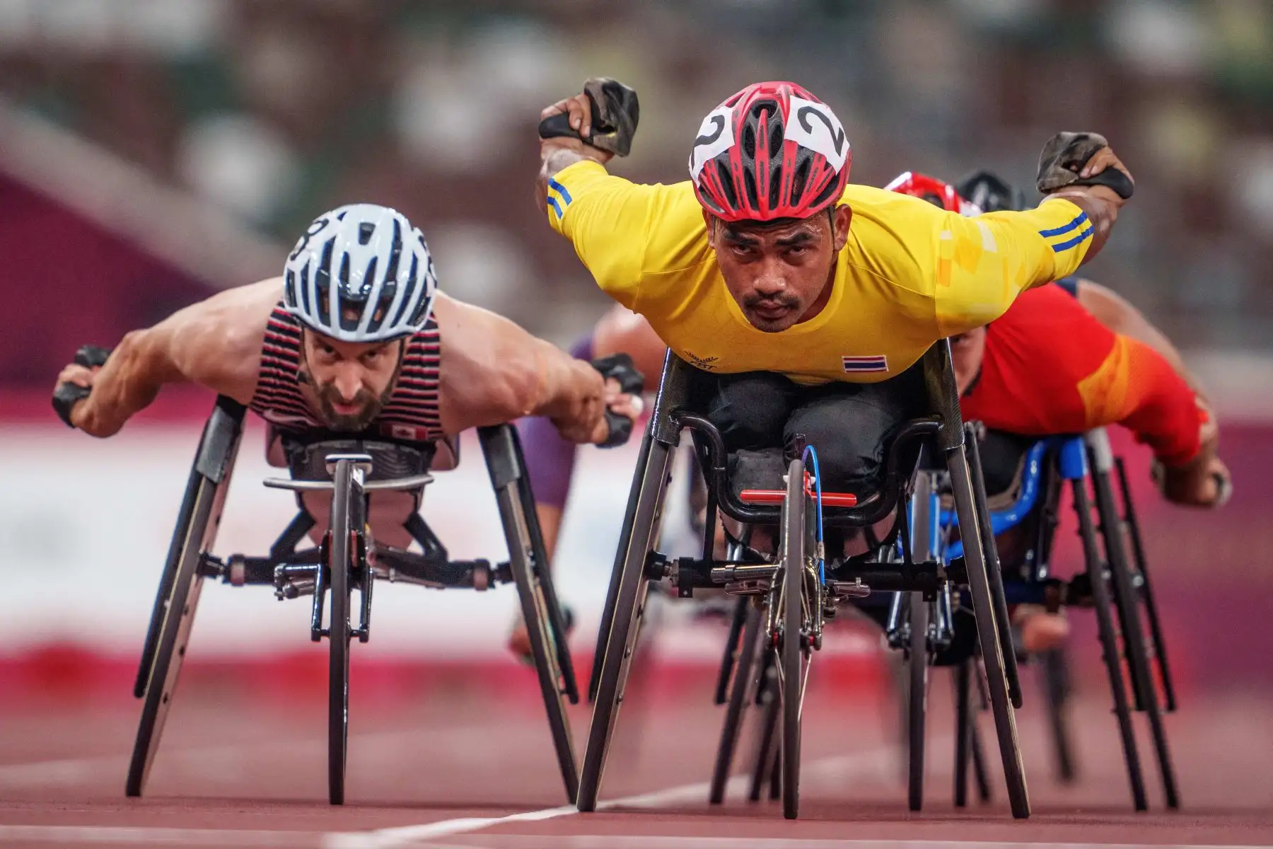 Prawat Wahoram de Tailandia lidera el campo en las eliminatorias masculinas de 5000m  durante los Juegos Paralímpicos de Tokio 2020.
Foto: AFP