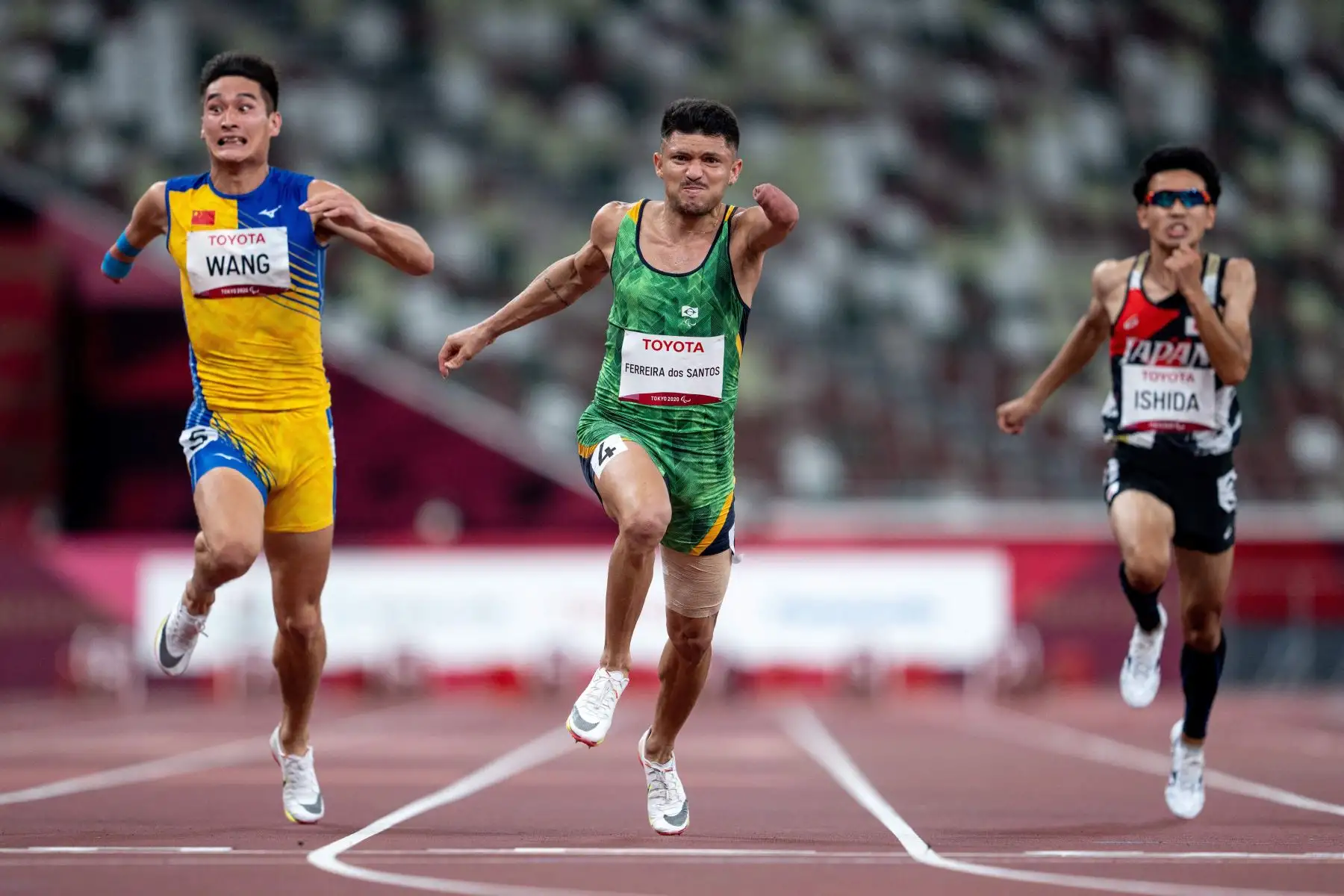 El brasileño Petrucio Ferreira Dos Santos gana la medalla de oro en la final masculina de 100 metros , estableciendo a Paralímpico Record of 10.53 segundos.
Foto: AFP