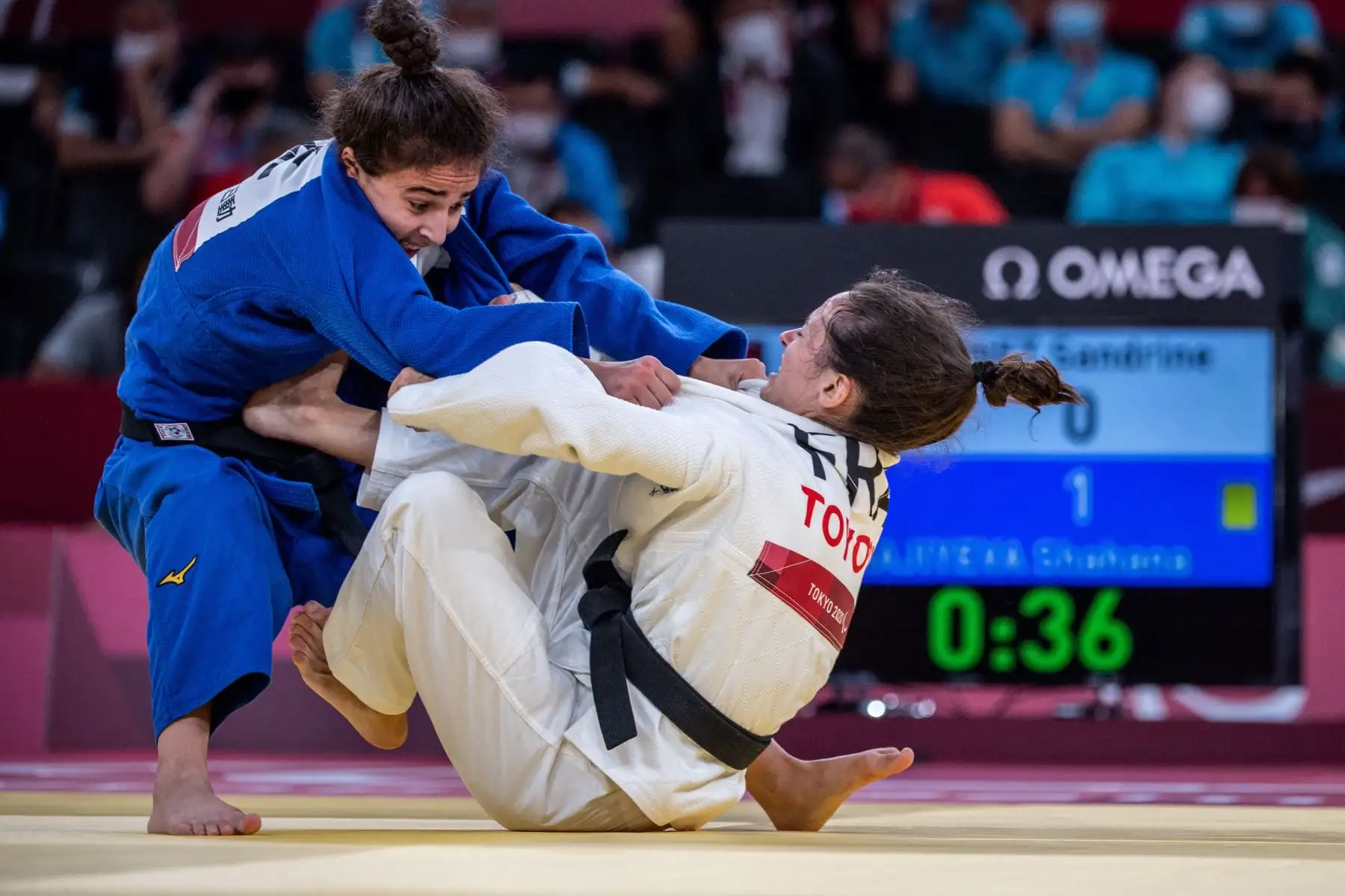 La francesa Sandrine Martinet compite con la Azerbaiyana Shahana Hajiyeva durante el partido final femenino de -48 kg durante los Juegos Paralímpicos de Tokio 2020.
Foto: AFP