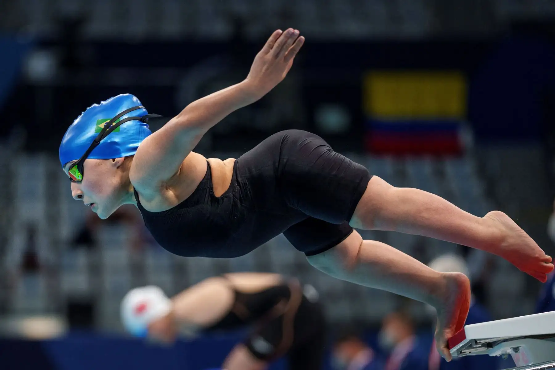 La brasileña Esthefany Rodrigues se zambulle desde los bloques al comienzo de la final de natación S5 femenina de 50 metros mariposa durante los Juegos Paralímpicos 2020.
Foto: AFP