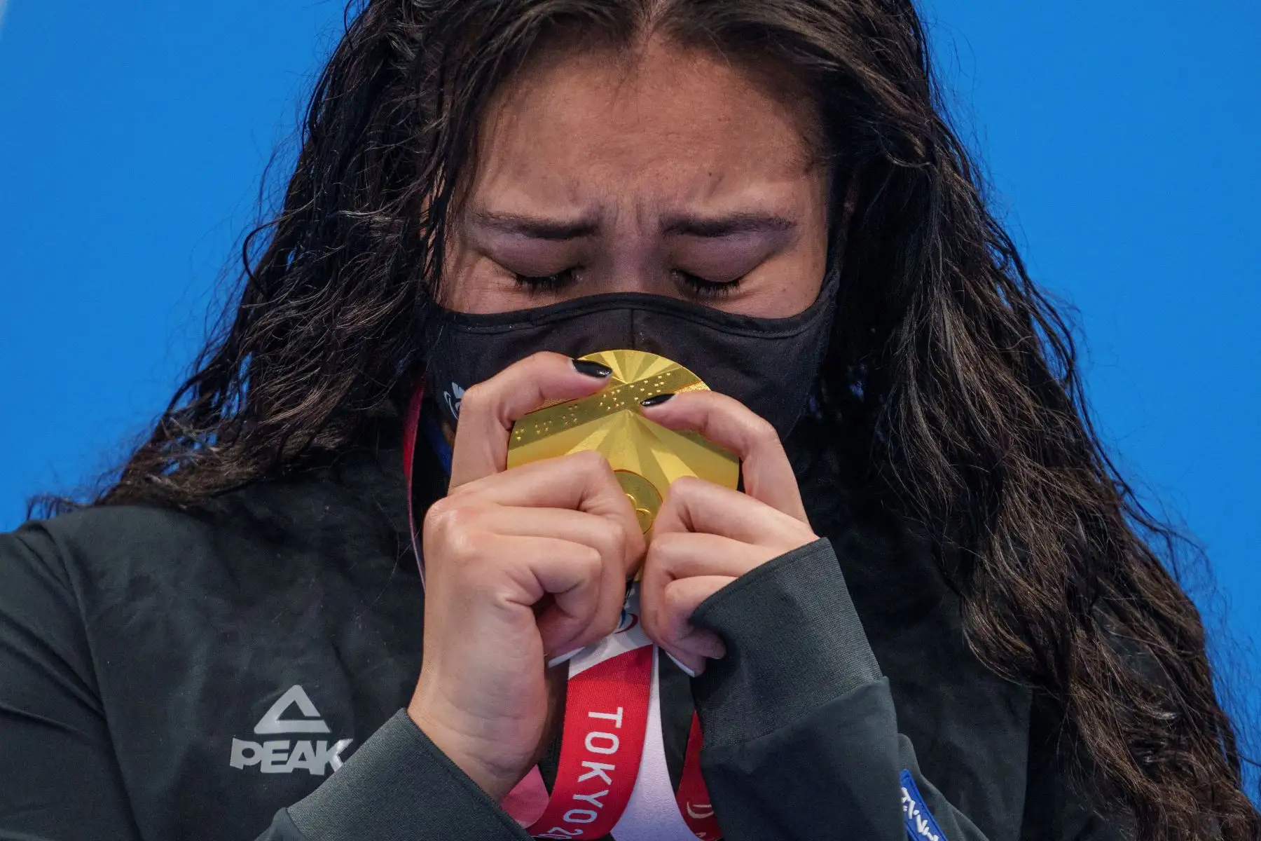 La neozelandesa Tupou Neiufi reacciona después de recibir su medalla de oro en el podio en la natación S8 de 100 metros espalda para mujeres durante los Juegos Paralímpicos de Tokio 2020.
Foto: AFP