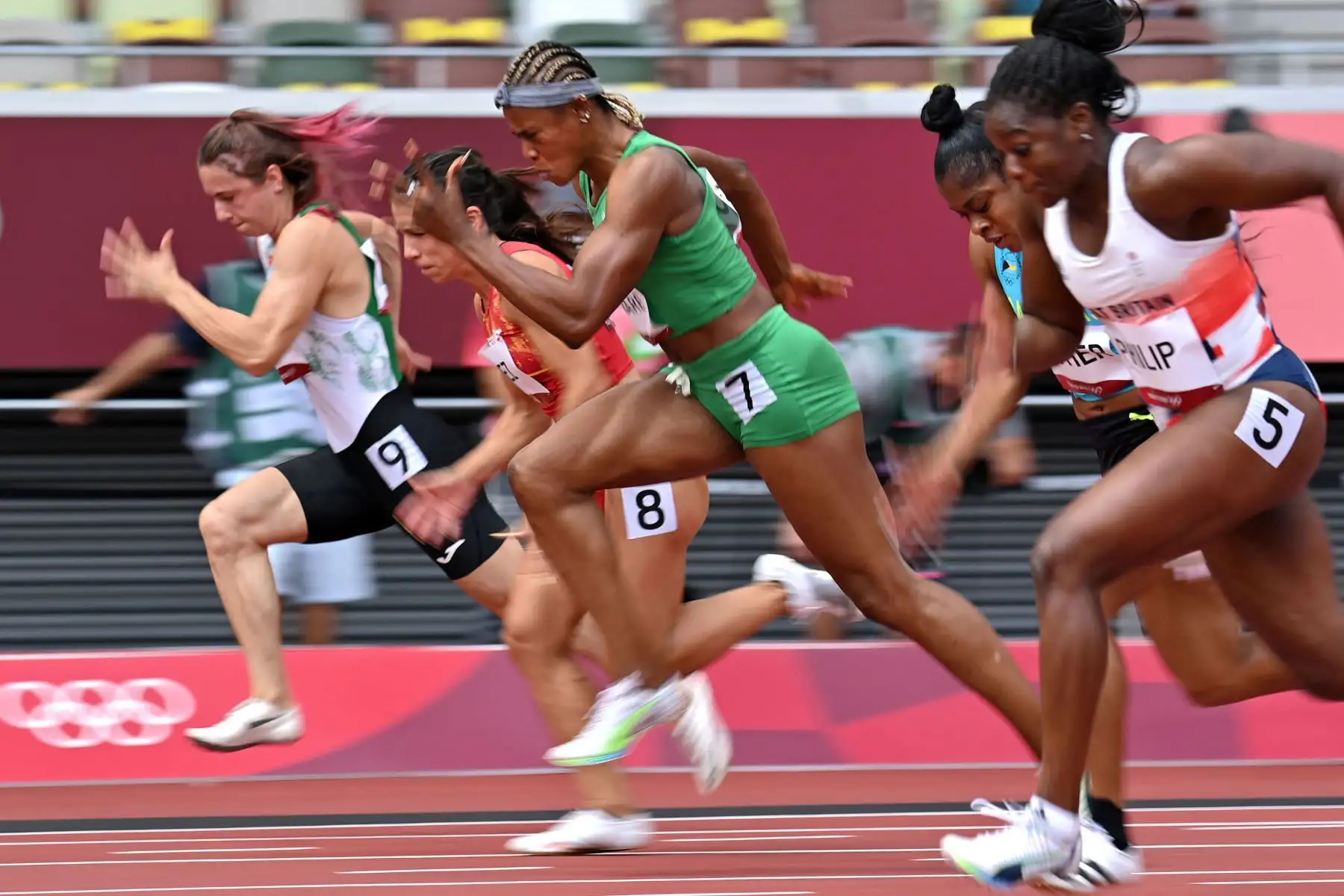La británica Asha Philip, la nigeriana Blessing Okagbare y la bielorrusa Krystsina Tsimanouskaya compiten en las eliminatorias femeninas de los 100 metros durante los Juegos Olímpicos de Tokio 2020.
Foto: AFP